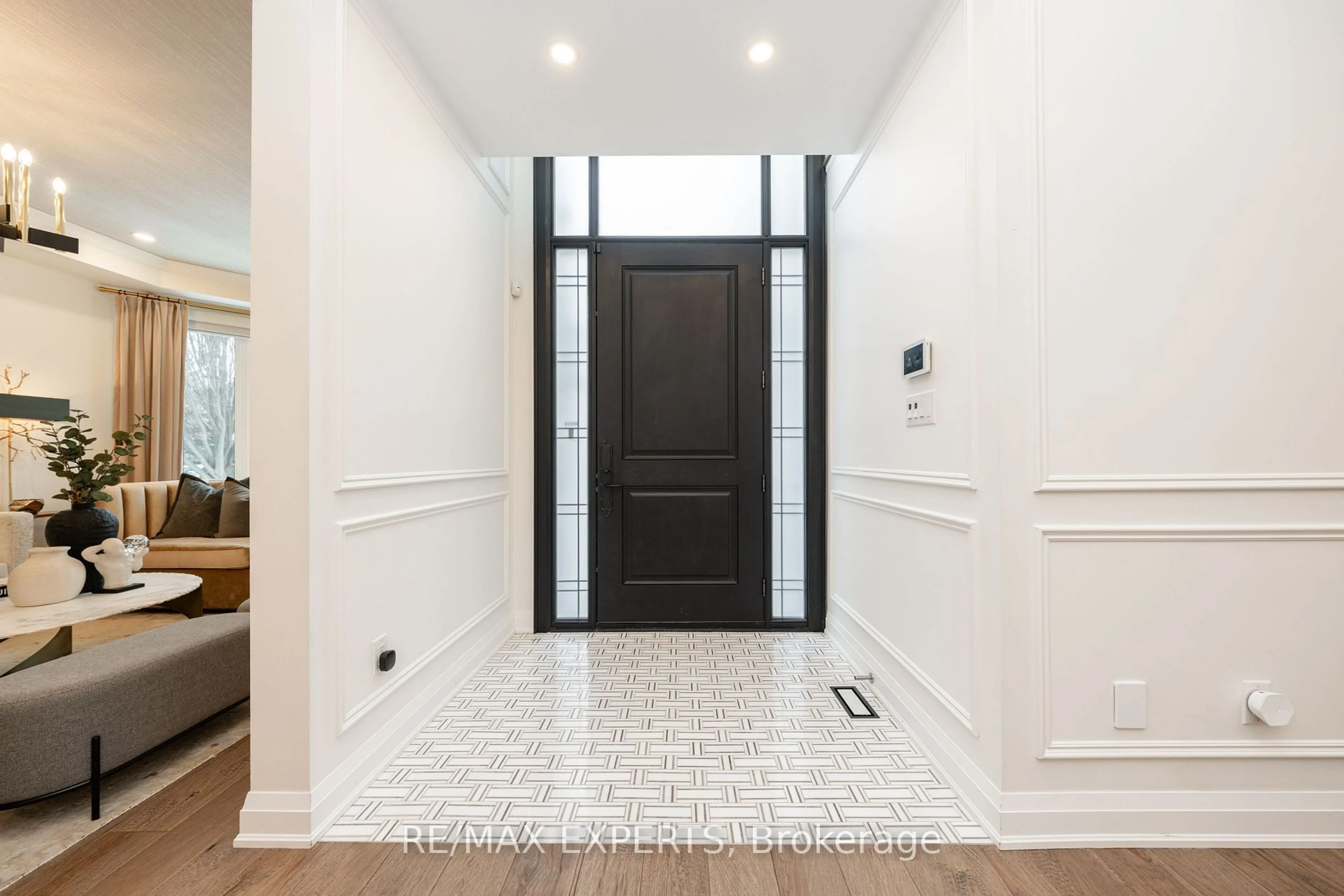 Indoor entryway for 5380 Vail Crt, Mississauga Ontario L5M 6G9