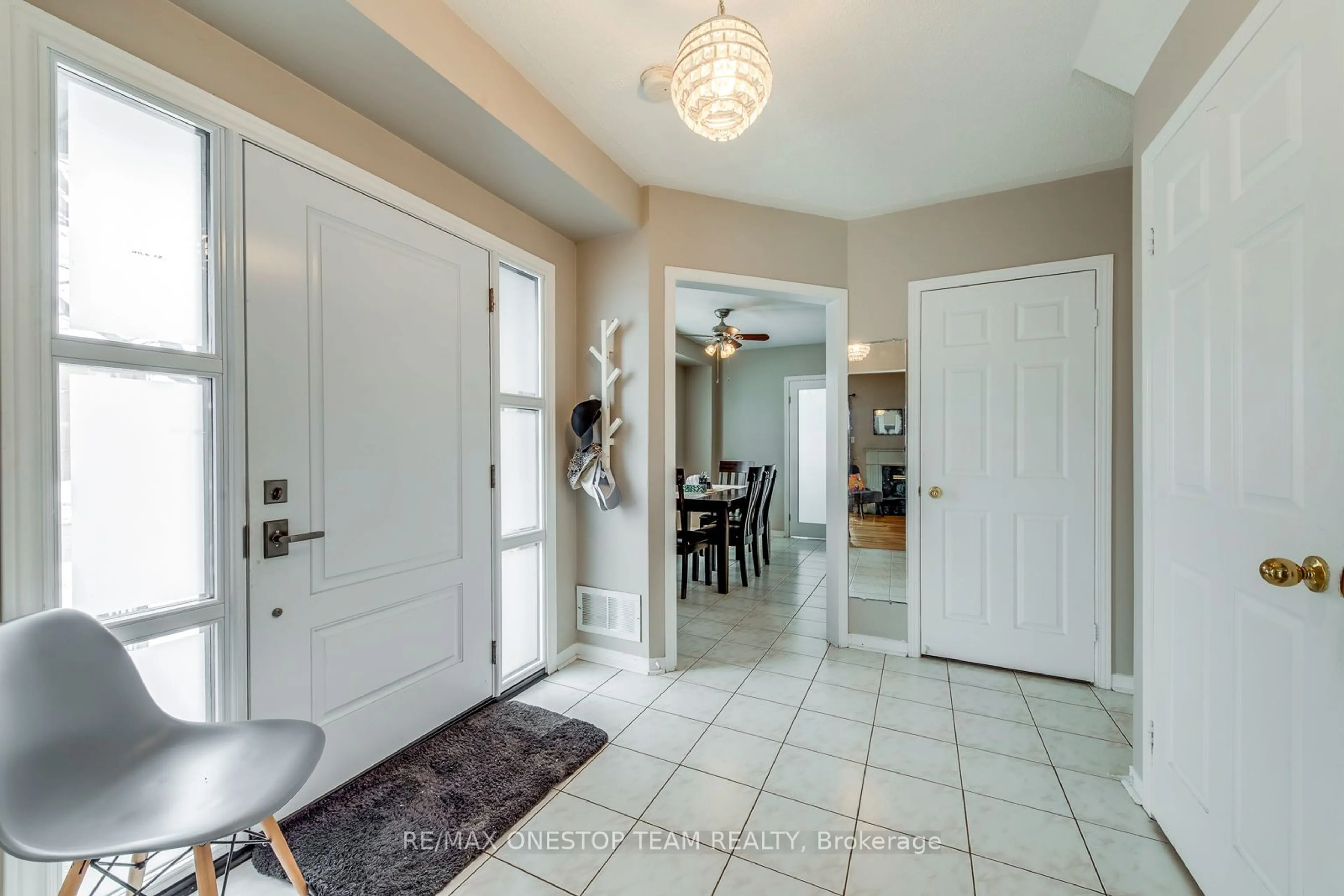 Indoor entryway for 1390 Brookstar Dr, Oakville Ontario L6M 3W2