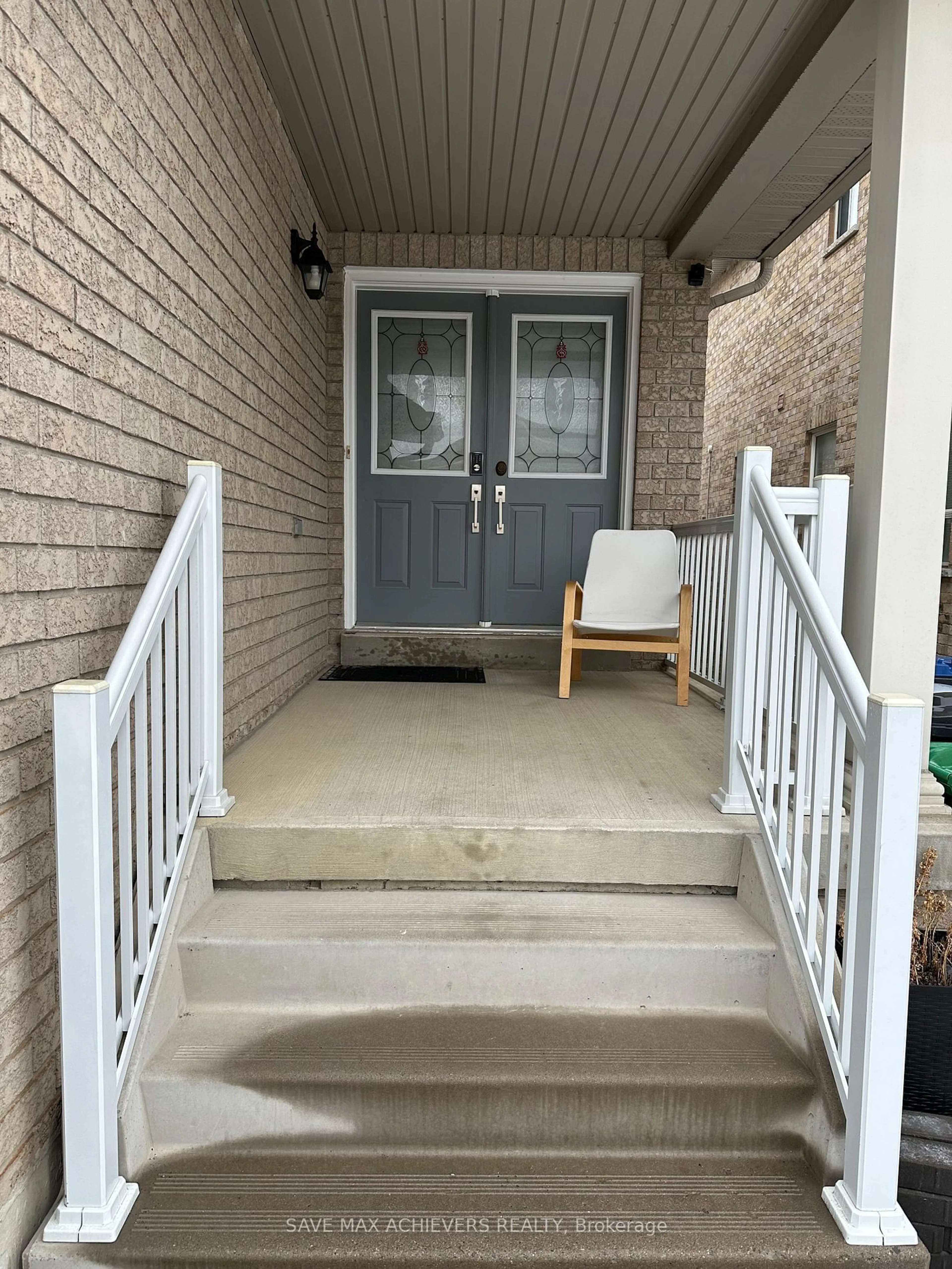 Indoor entryway for 45 Riverplace Cres, Brampton Ontario L6P 2N3