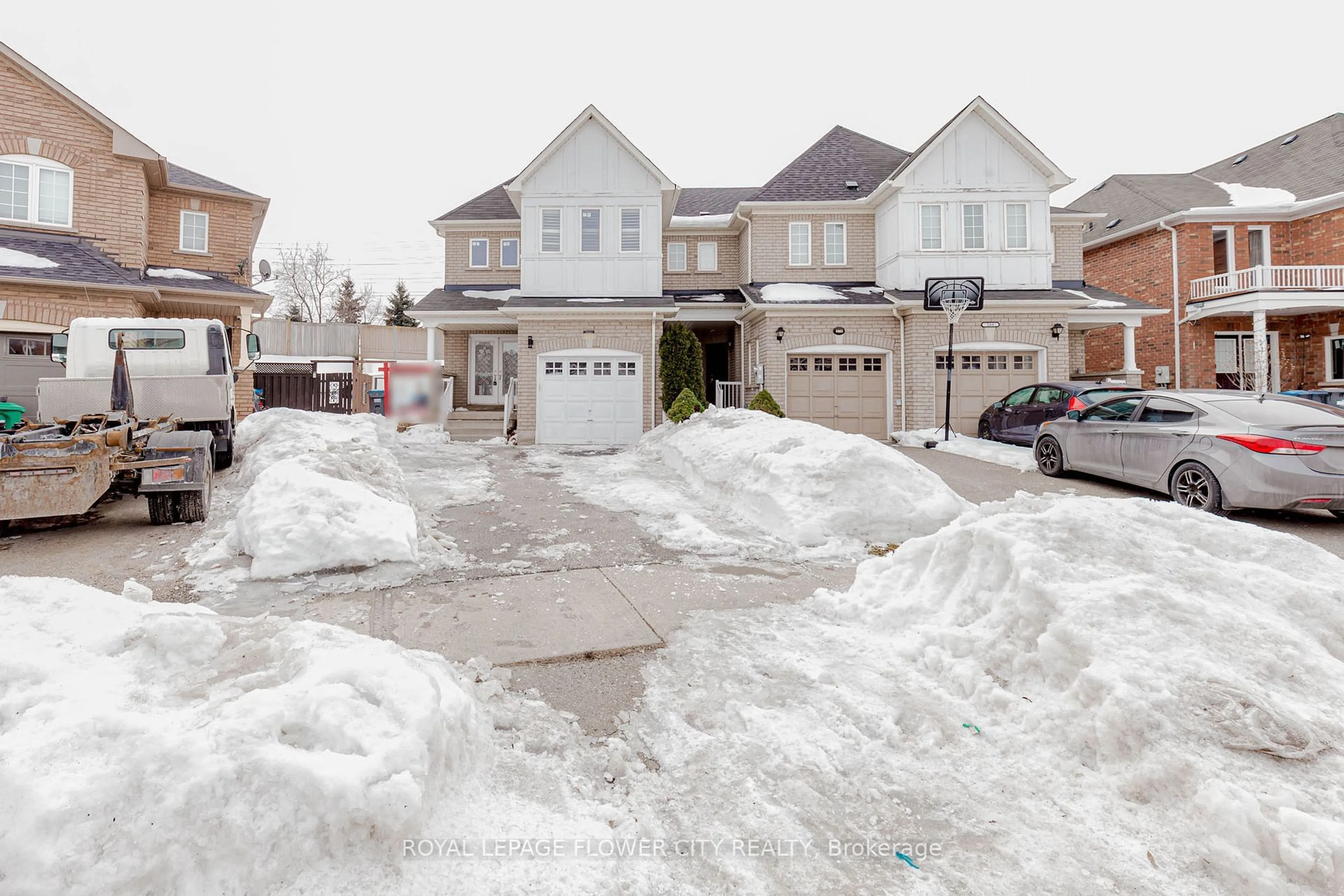 A pic from outside/outdoor area/front of a property/back of a property/a pic from drone, street for 272 Albright Rd, Brampton Ontario L6X 0J1