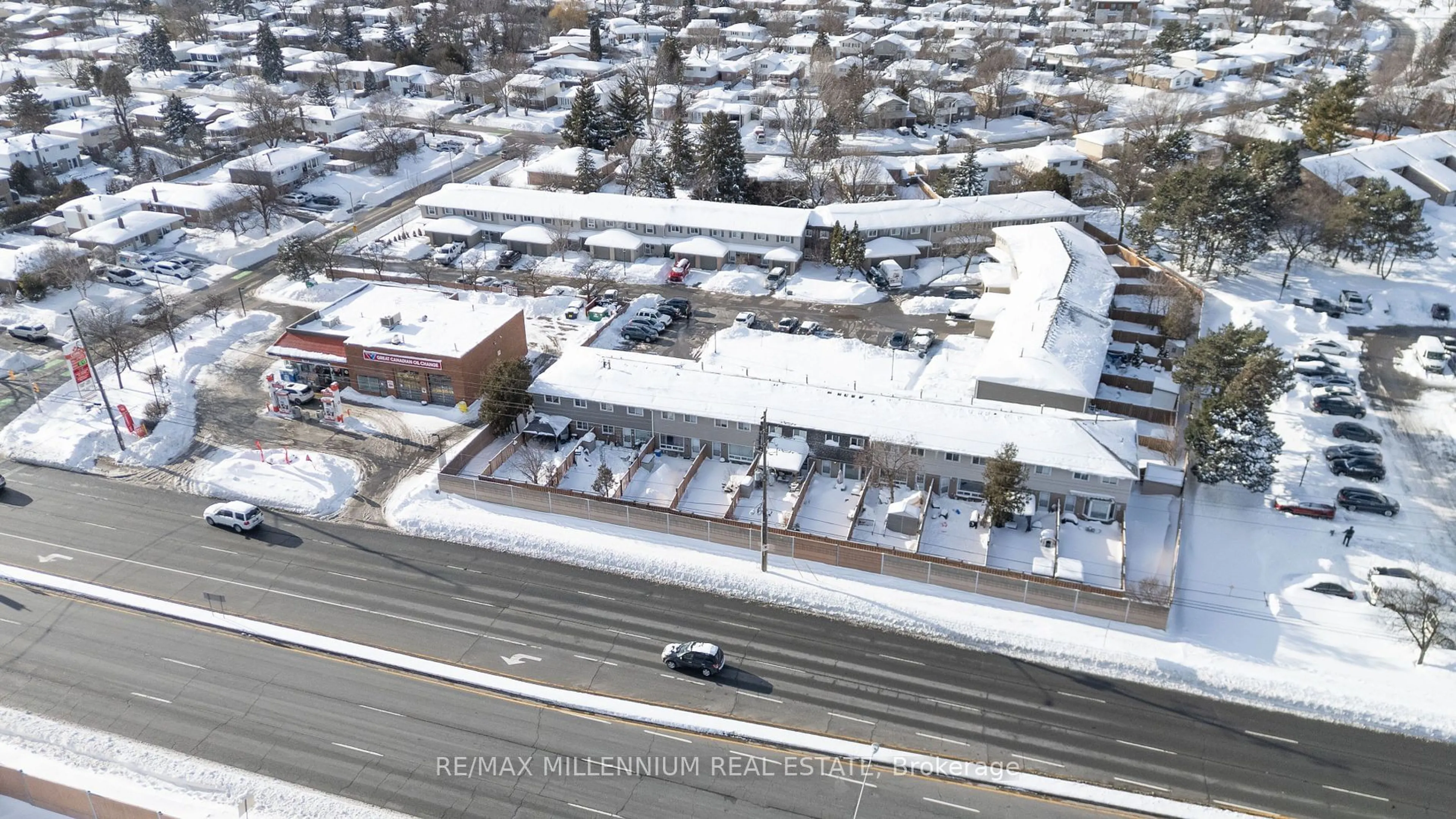 A pic from outside/outdoor area/front of a property/back of a property/a pic from drone, street for 52 Village Crt, Brampton Ontario L6W 1A6