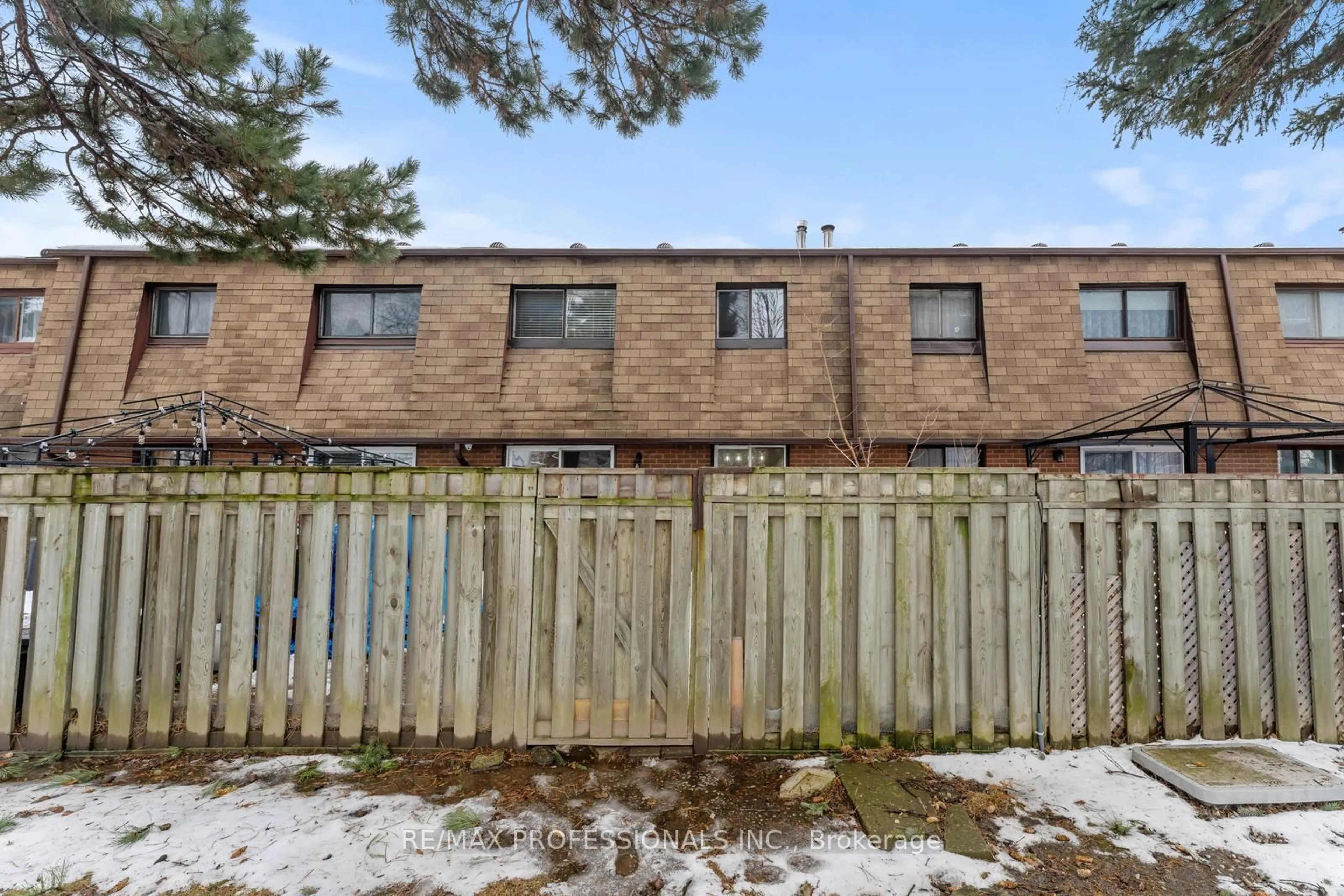 A pic from outside/outdoor area/front of a property/back of a property/a pic from drone, unknown for 600 Silver Creek Blvd #32, Mississauga Ontario L5A 2B4