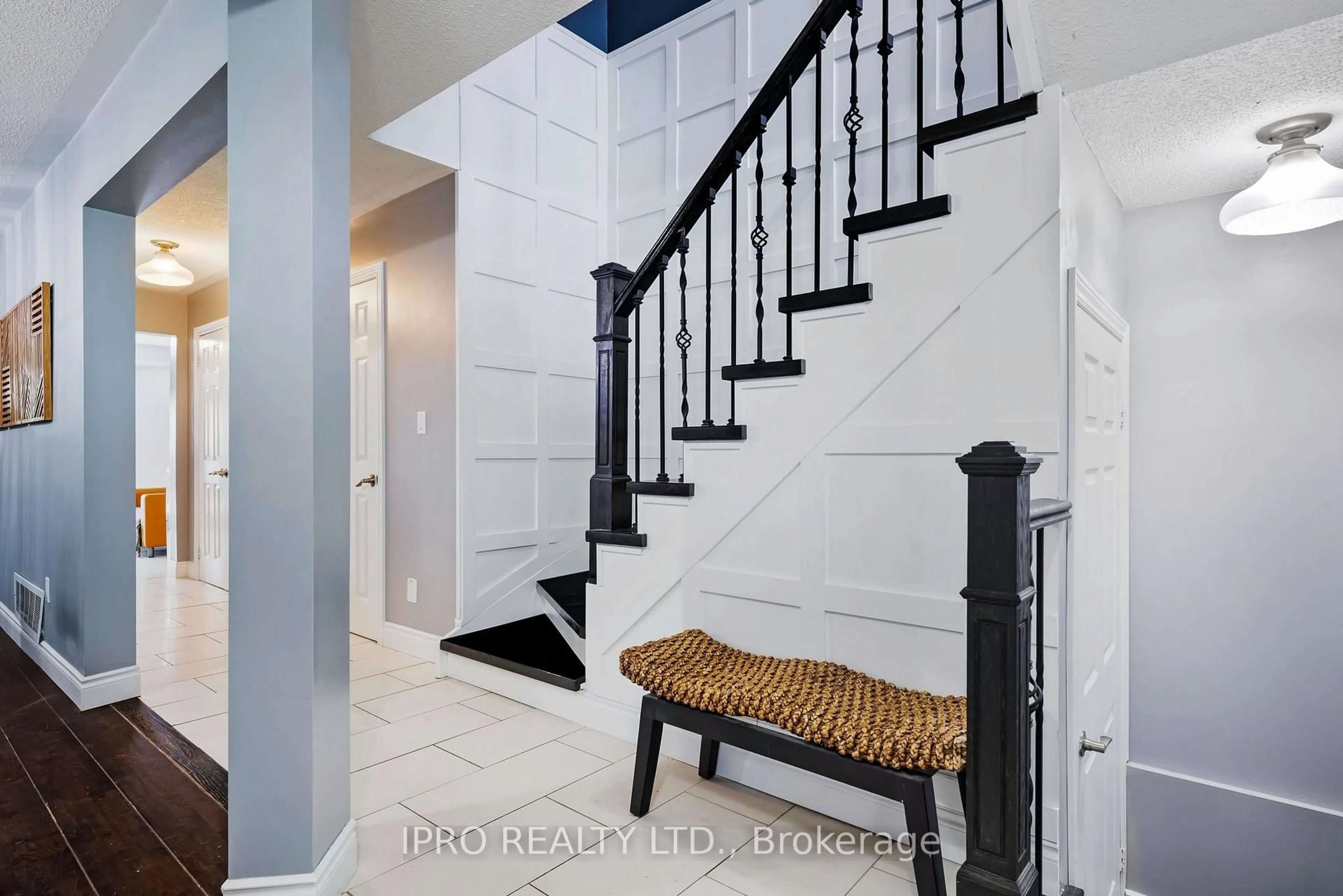 Indoor entryway for 469 Jay Cres, Orangeville Ontario L9W 4Y8