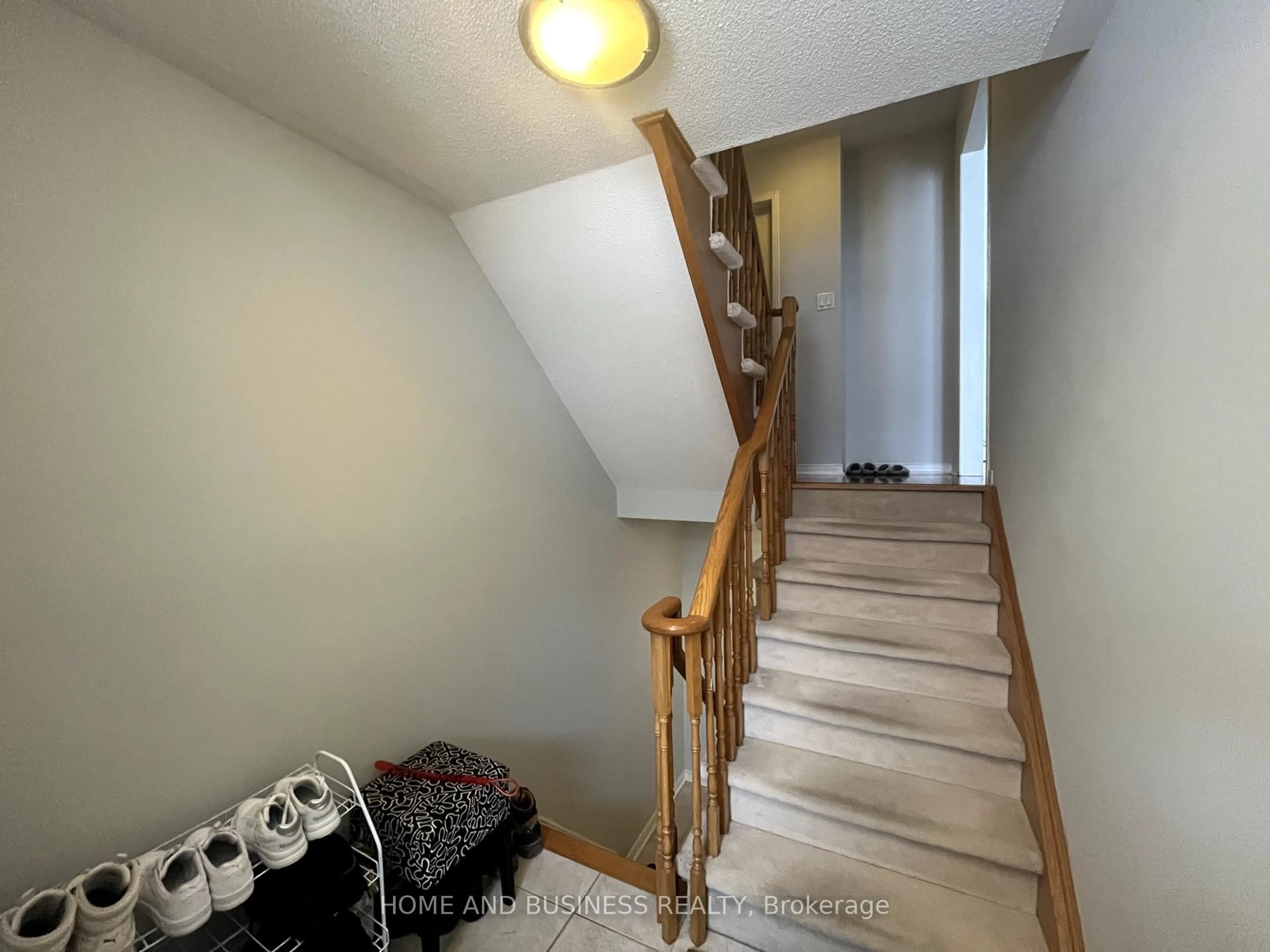 Stairs for 1588 South Parade Crt #23, Mississauga Ontario L5M 6E7