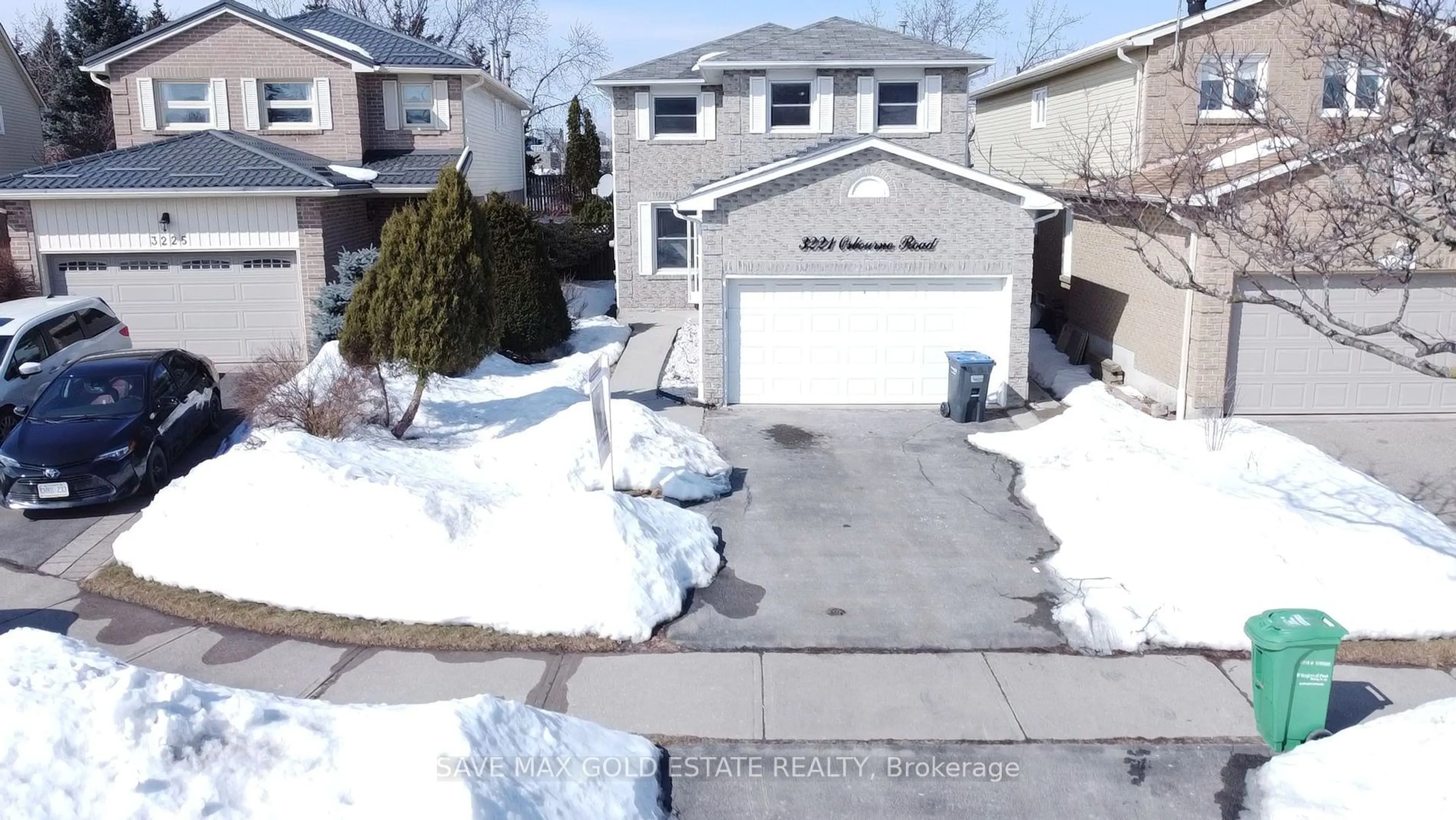 A pic from outside/outdoor area/front of a property/back of a property/a pic from drone, street for 3221 Osbourne Rd, Mississauga Ontario L5L 4A4