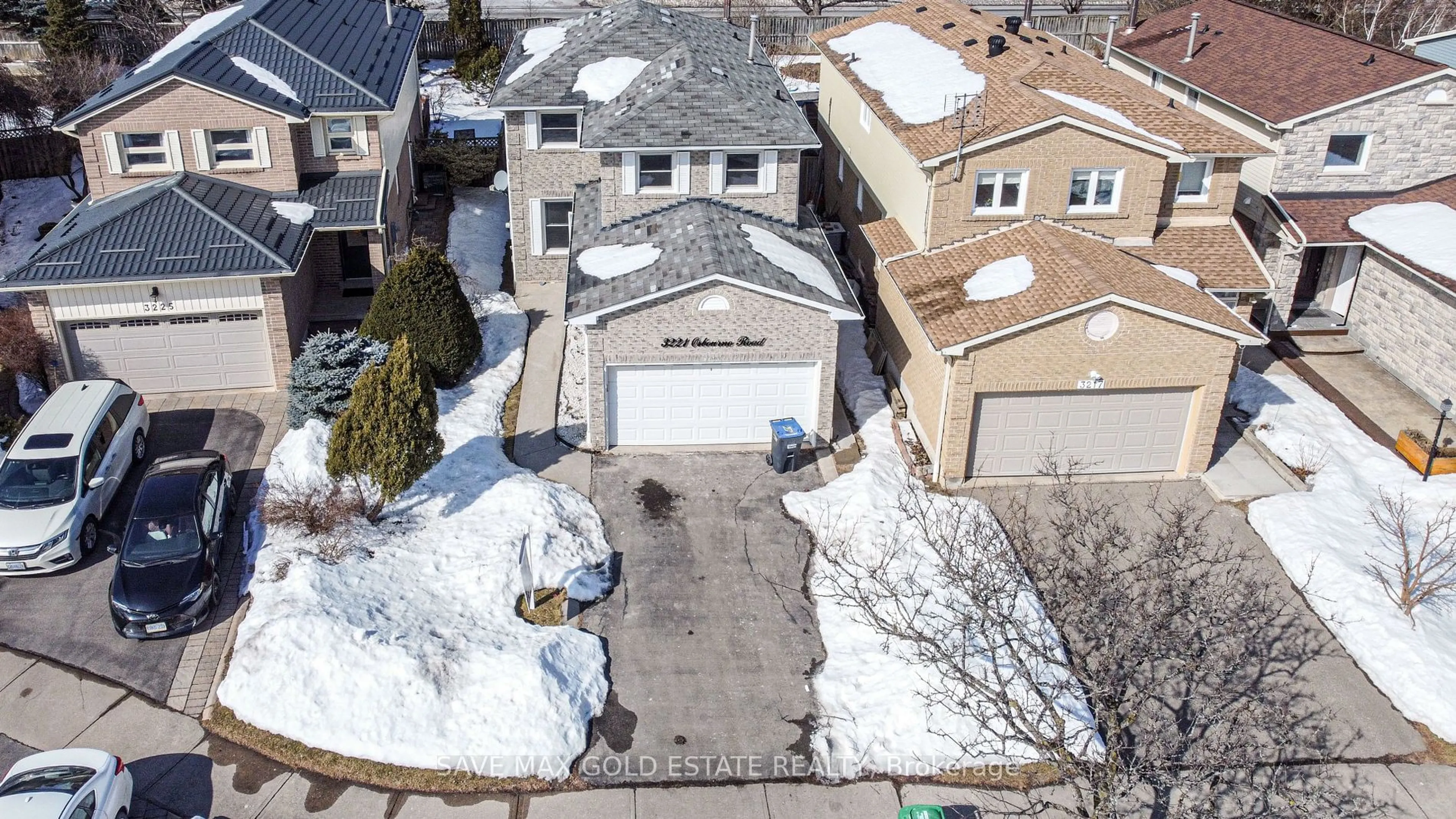 A pic from outside/outdoor area/front of a property/back of a property/a pic from drone, street for 3221 Osbourne Rd, Mississauga Ontario L5L 4A4