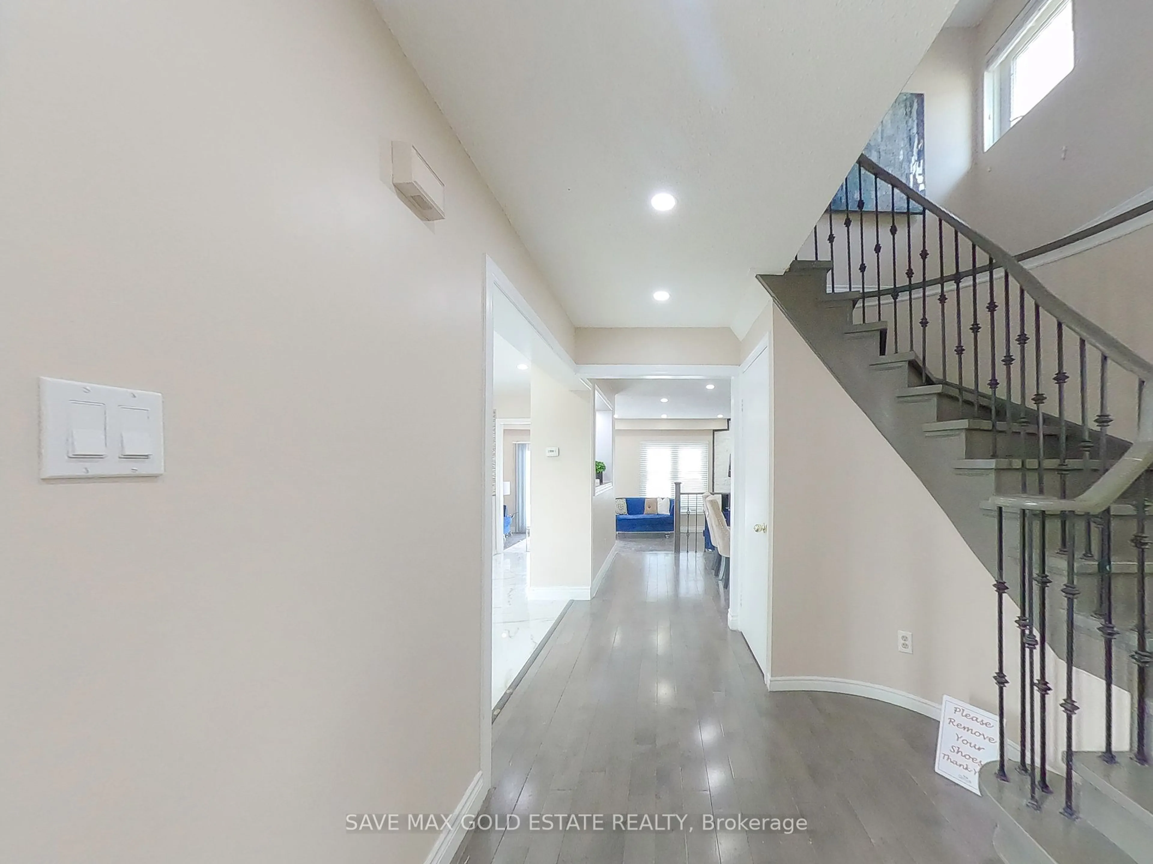 Indoor foyer for 3221 Osbourne Rd, Mississauga Ontario L5L 4A4