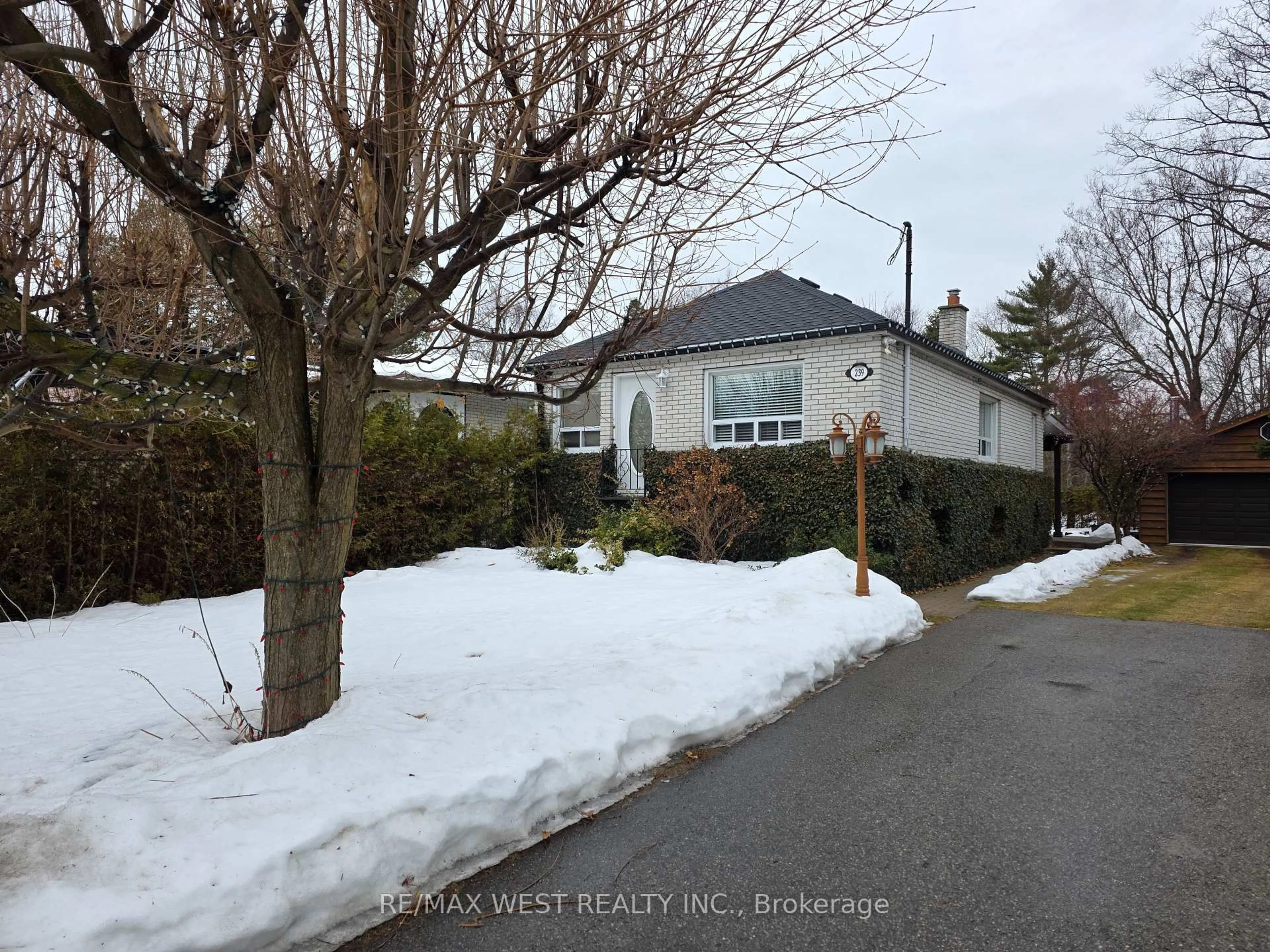 Unknown for 239 Angelene St, Mississauga Ontario L5G 1X3