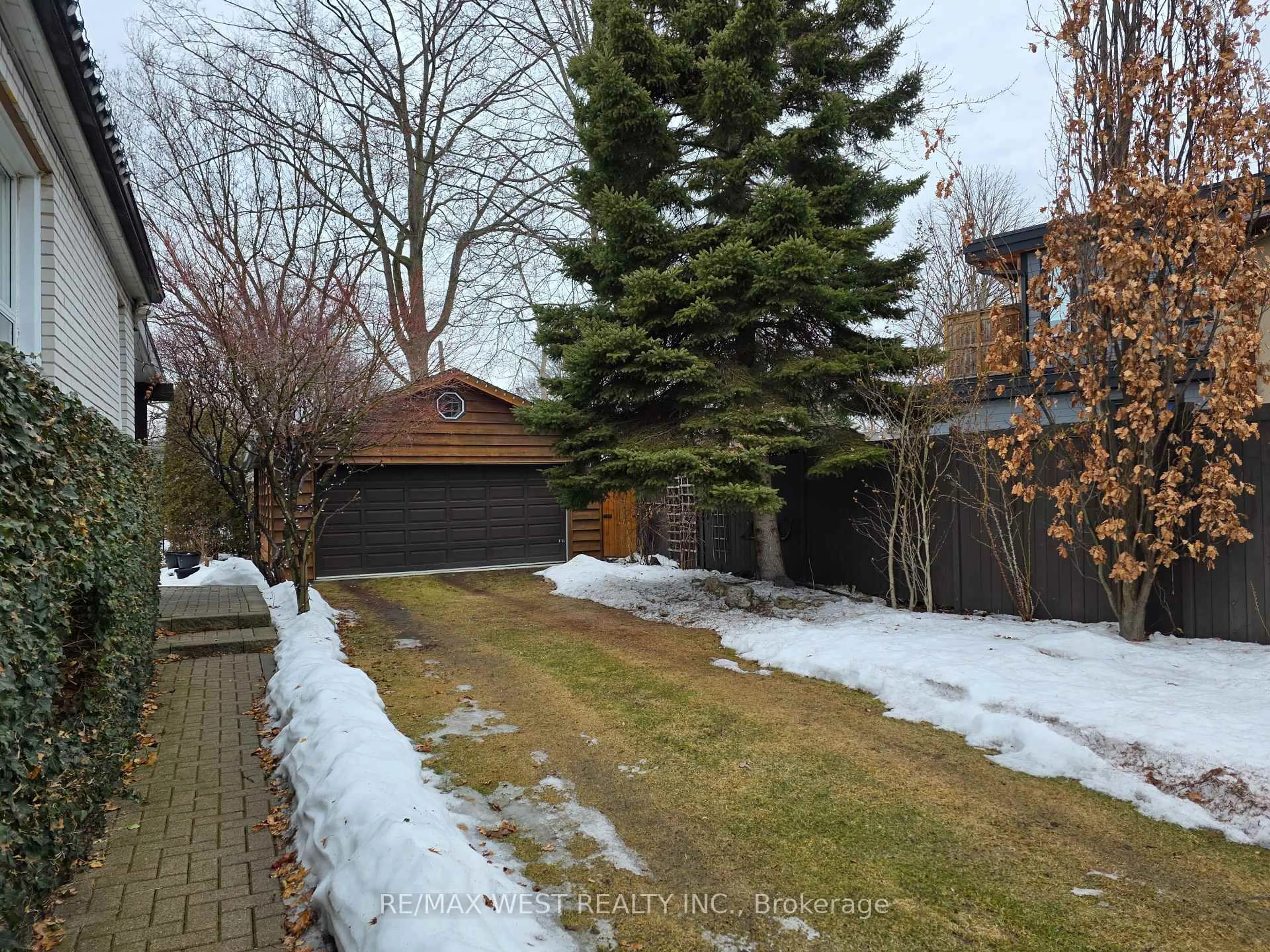 A pic from outside/outdoor area/front of a property/back of a property/a pic from drone, street for 239 Angelene St, Mississauga Ontario L5G 1X3