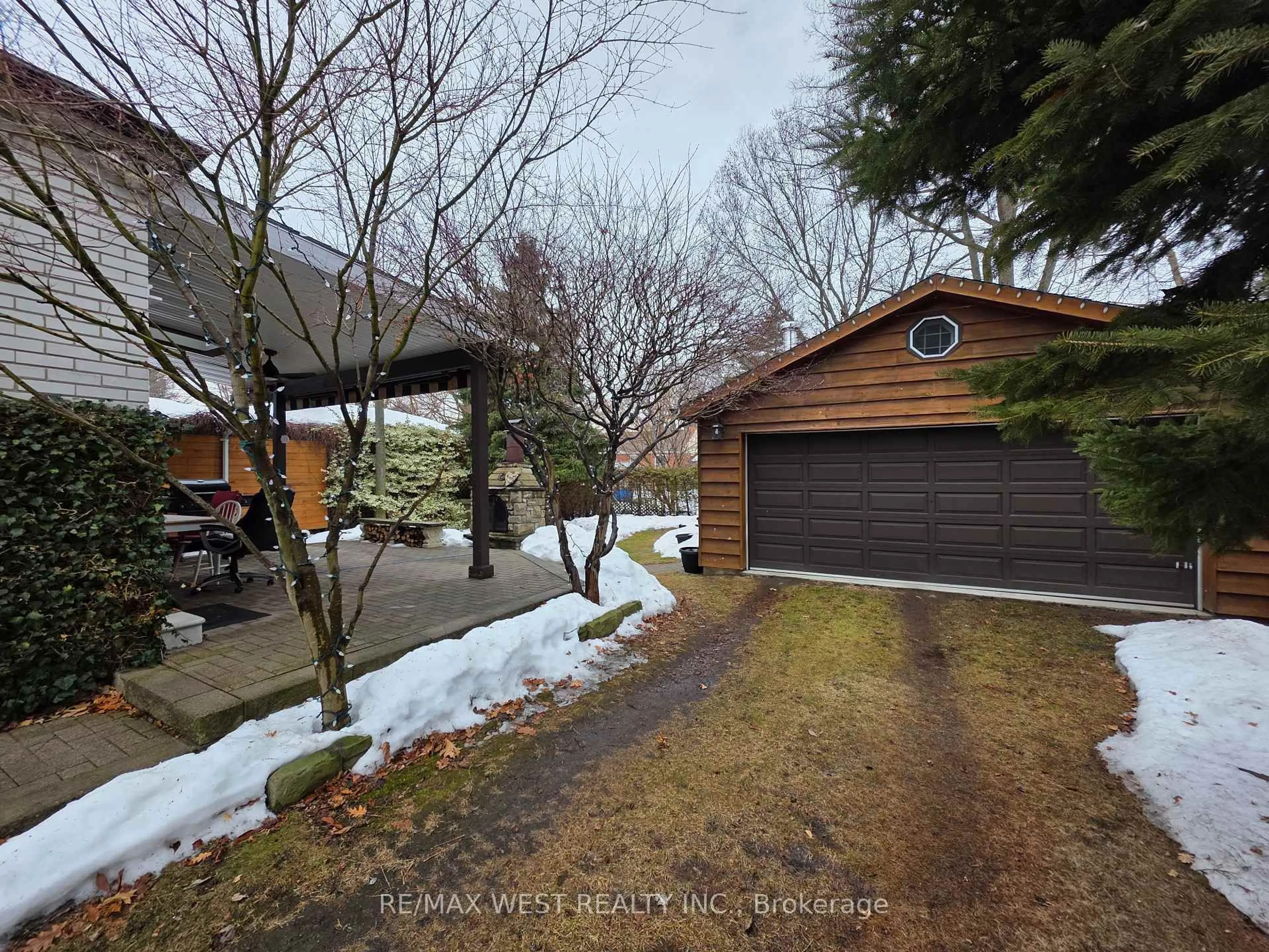 A pic from outside/outdoor area/front of a property/back of a property/a pic from drone, street for 239 Angelene St, Mississauga Ontario L5G 1X3