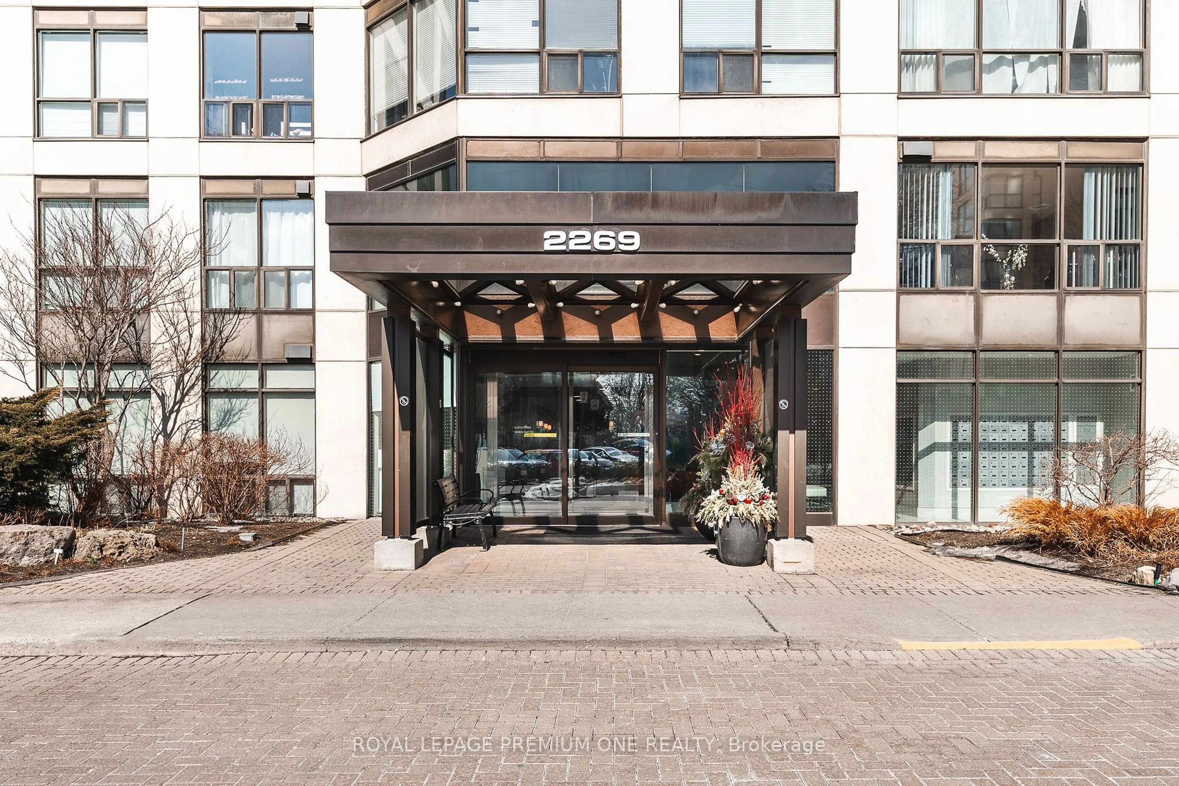 Indoor foyer for 2269 Lake Shore Blvd W Blvd #1104, Toronto Ontario M8V 3X6