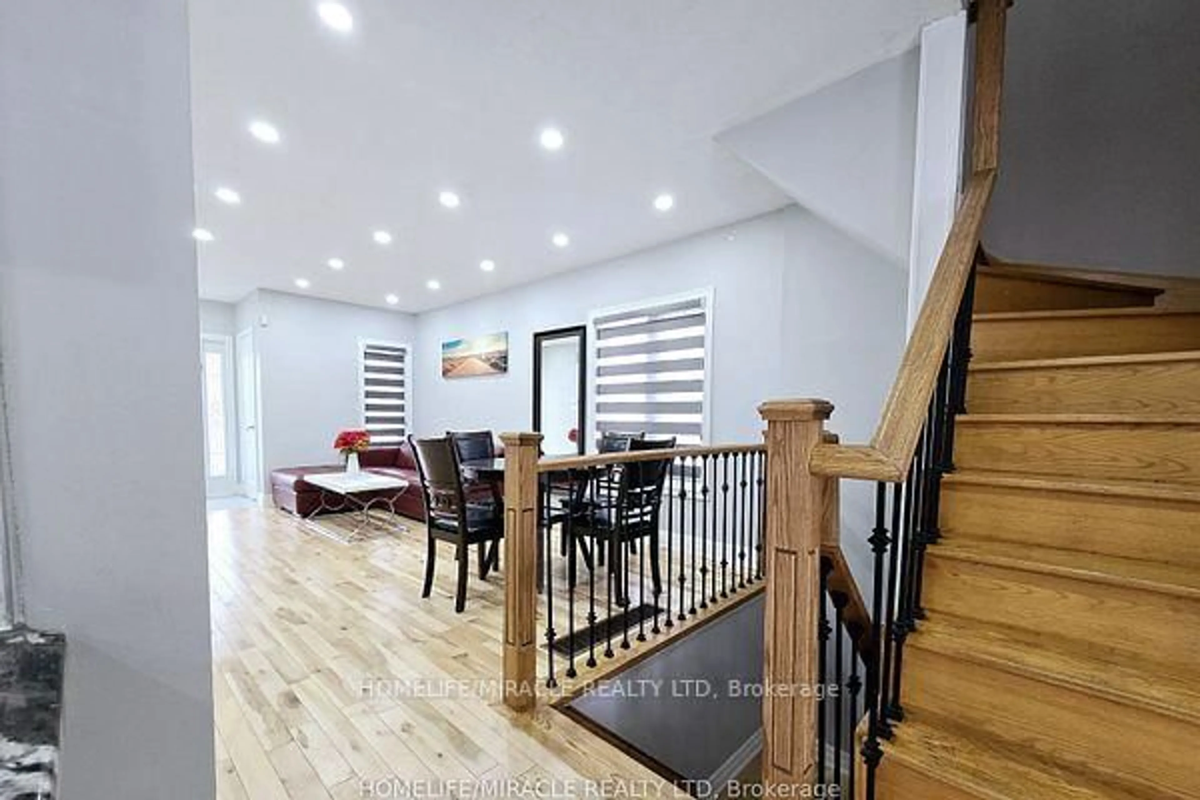 Indoor foyer for 33 Atira Ave, Brampton Ontario L7A 3V1