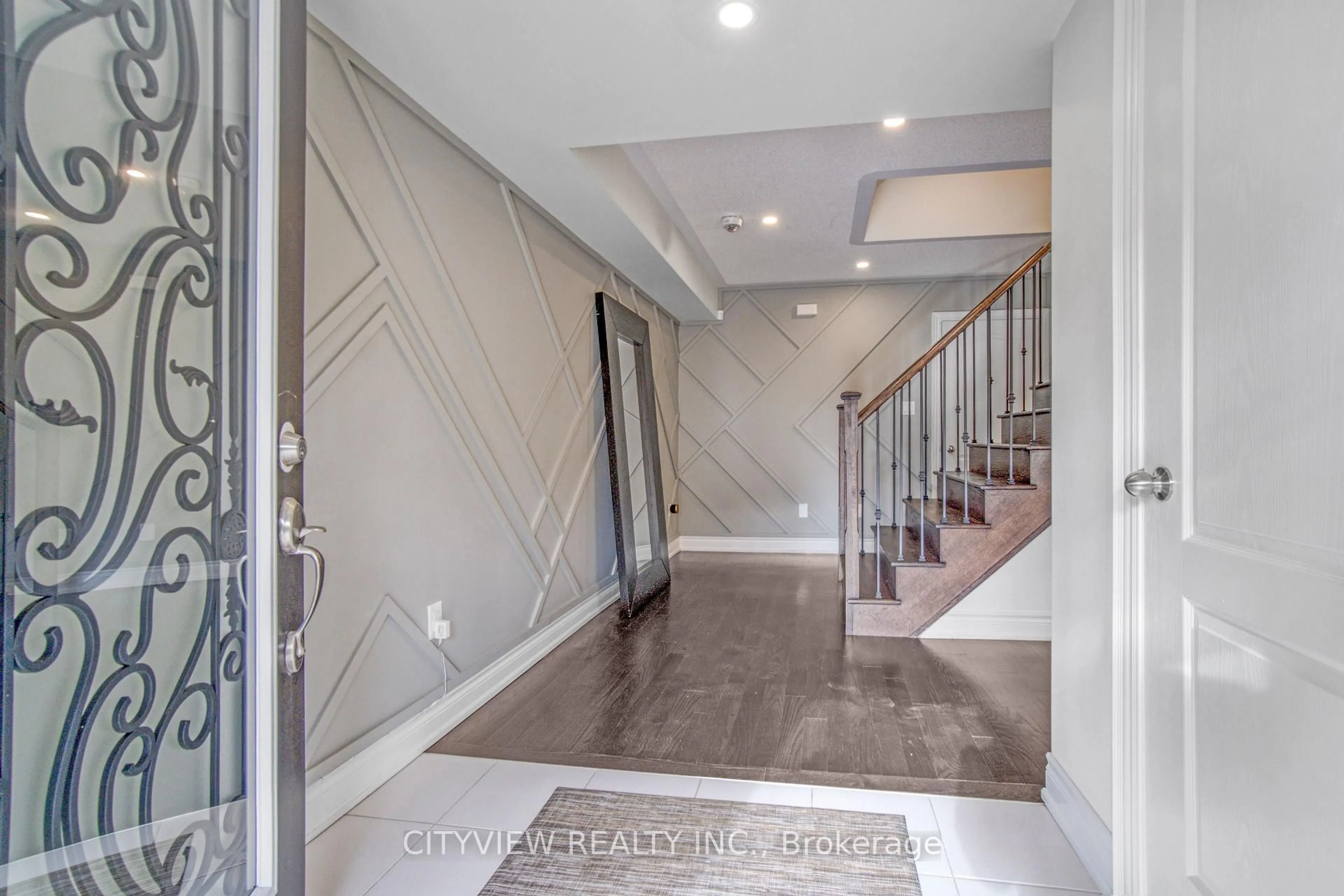 Indoor foyer for 30 Brushwood Dr, Brampton Ontario L6Y 0E3