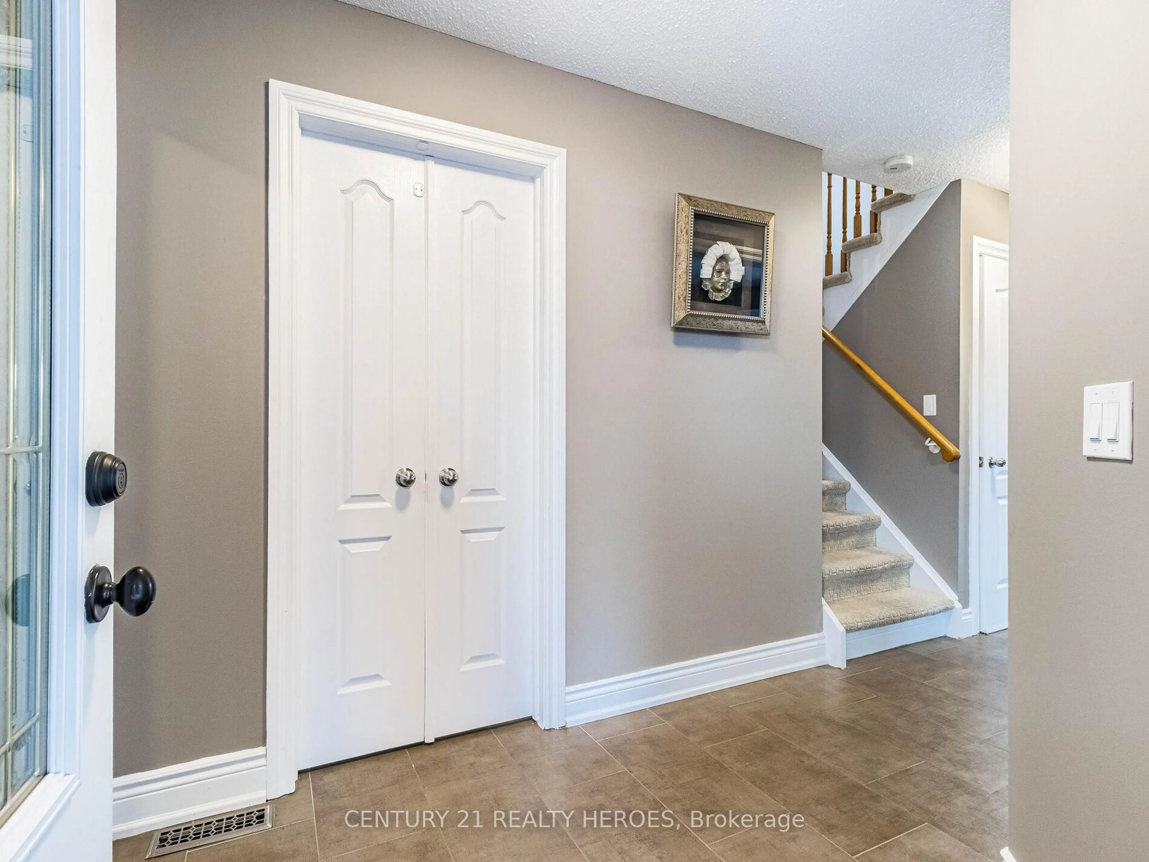 Indoor entryway for 34 Niagara Pl, Brampton Ontario L6S 4Y9