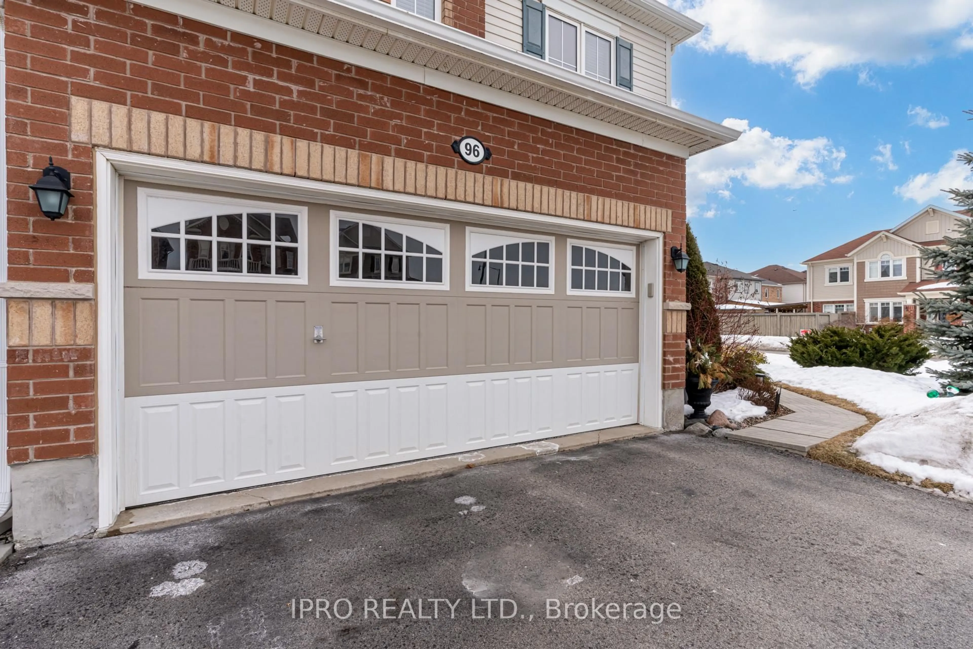 Indoor garage for 96 Robert Parkinson Dr, Brampton Ontario L7A 0Z3