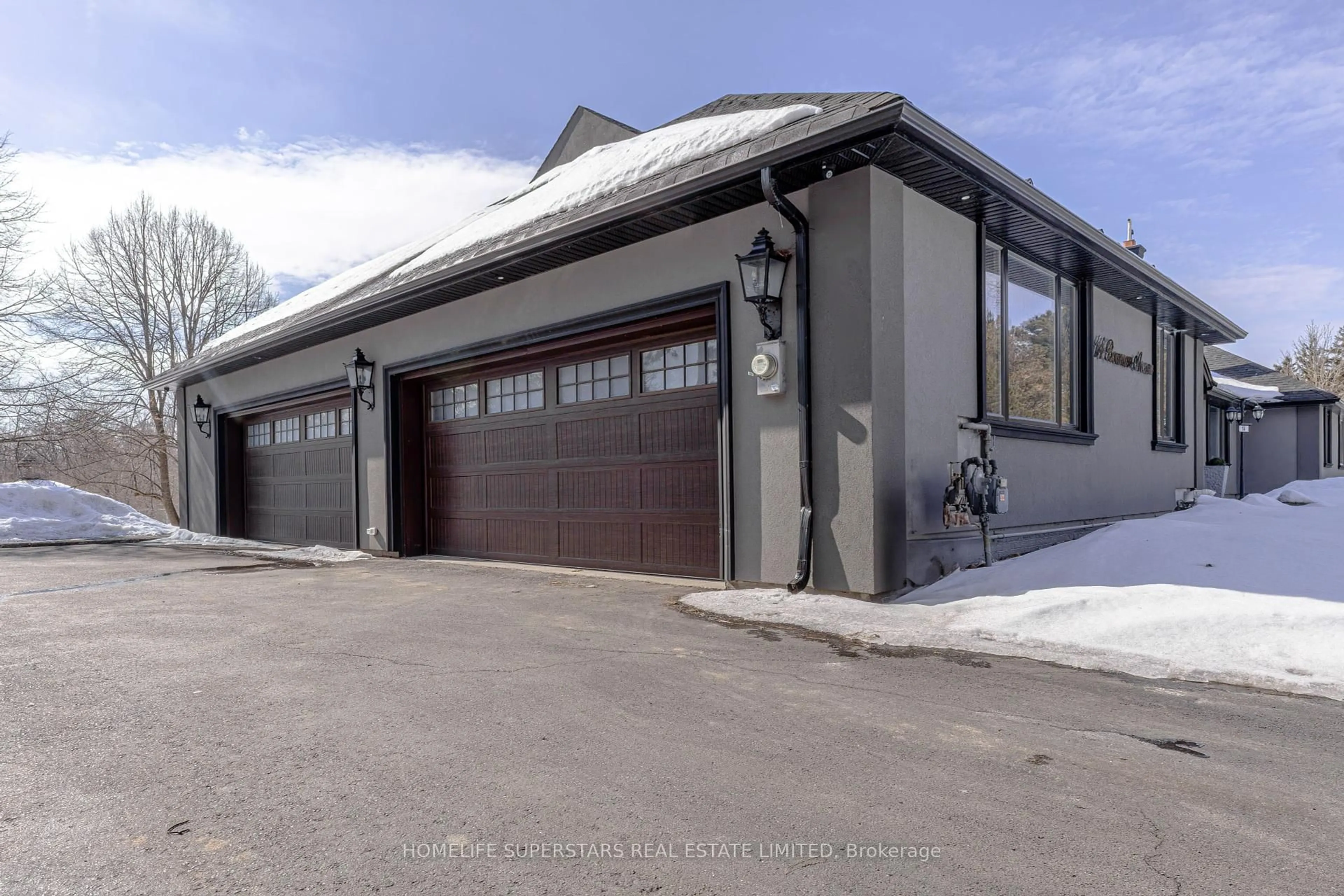 Indoor garage for 14 Bowman Ave, Brampton Ontario L6P 0X5