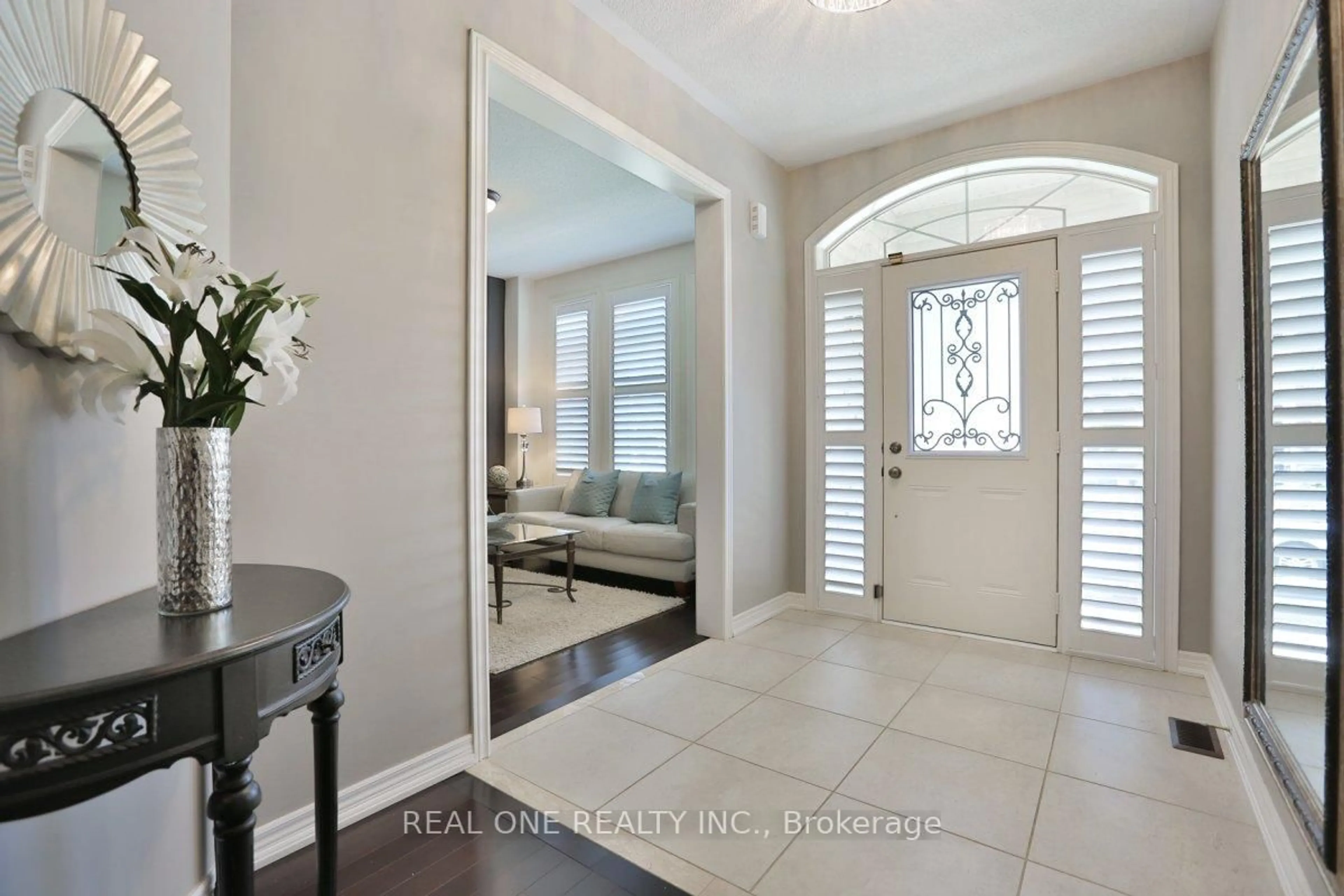 Indoor entryway for 555 Alfred Hughes Ave, Oakville Ontario L6H 2B4