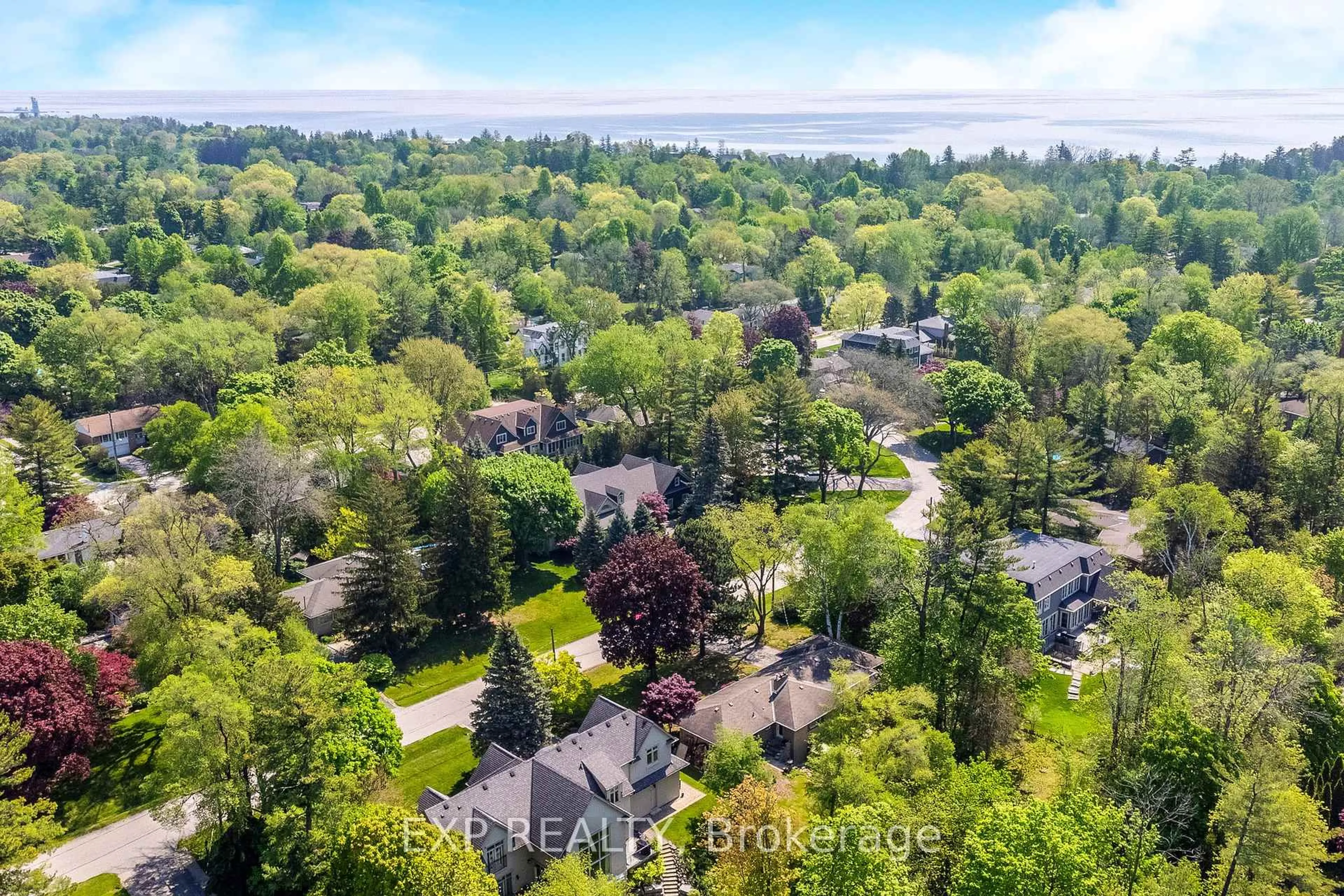 A pic from outside/outdoor area/front of a property/back of a property/a pic from drone, water/lake/river/ocean view for 262 Alscot Cres, Oakville Ontario L6J 4R4