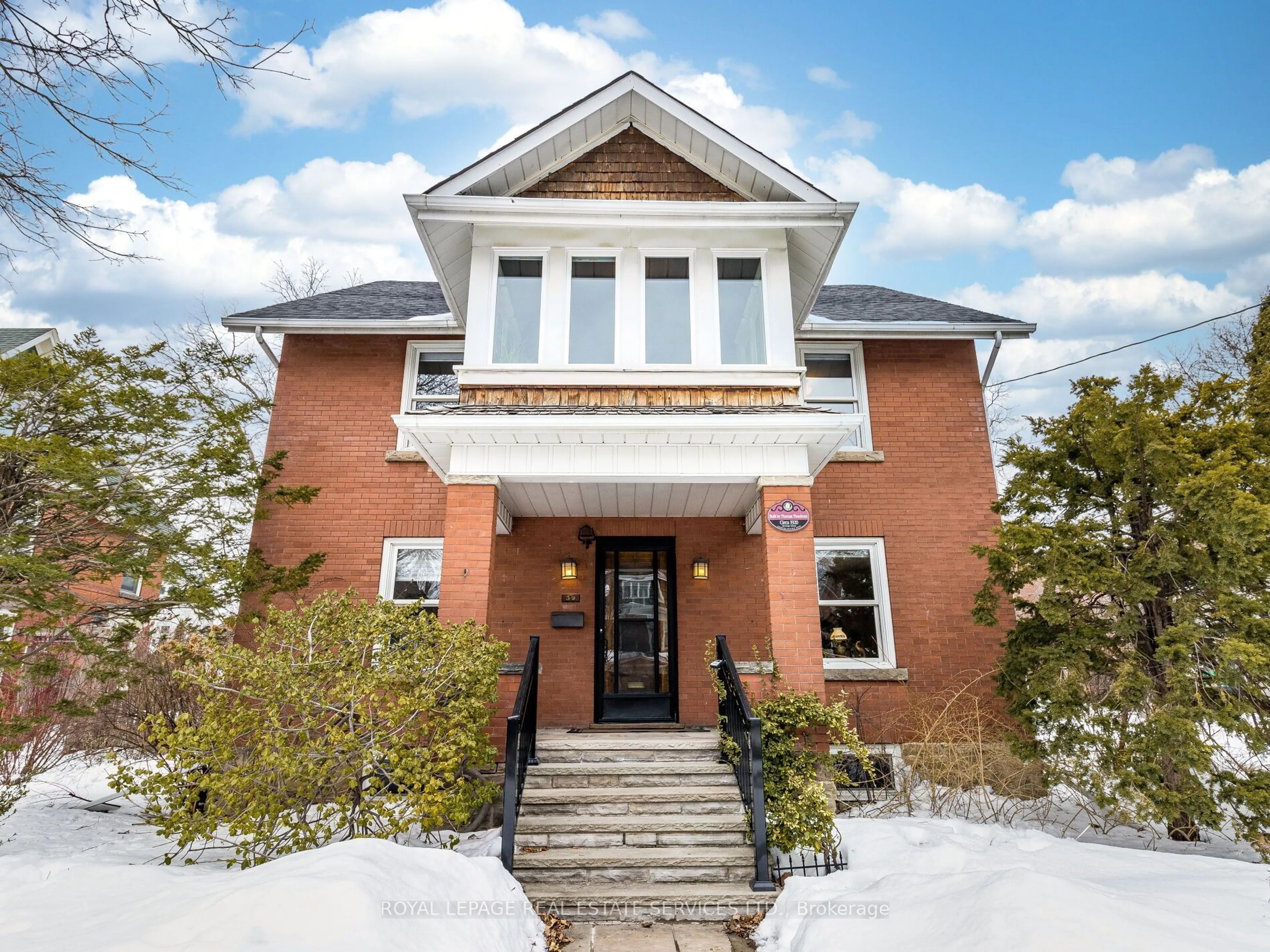 Home with brick exterior material, building for 32 Wellington St, Brampton Ontario L6W 1Y4