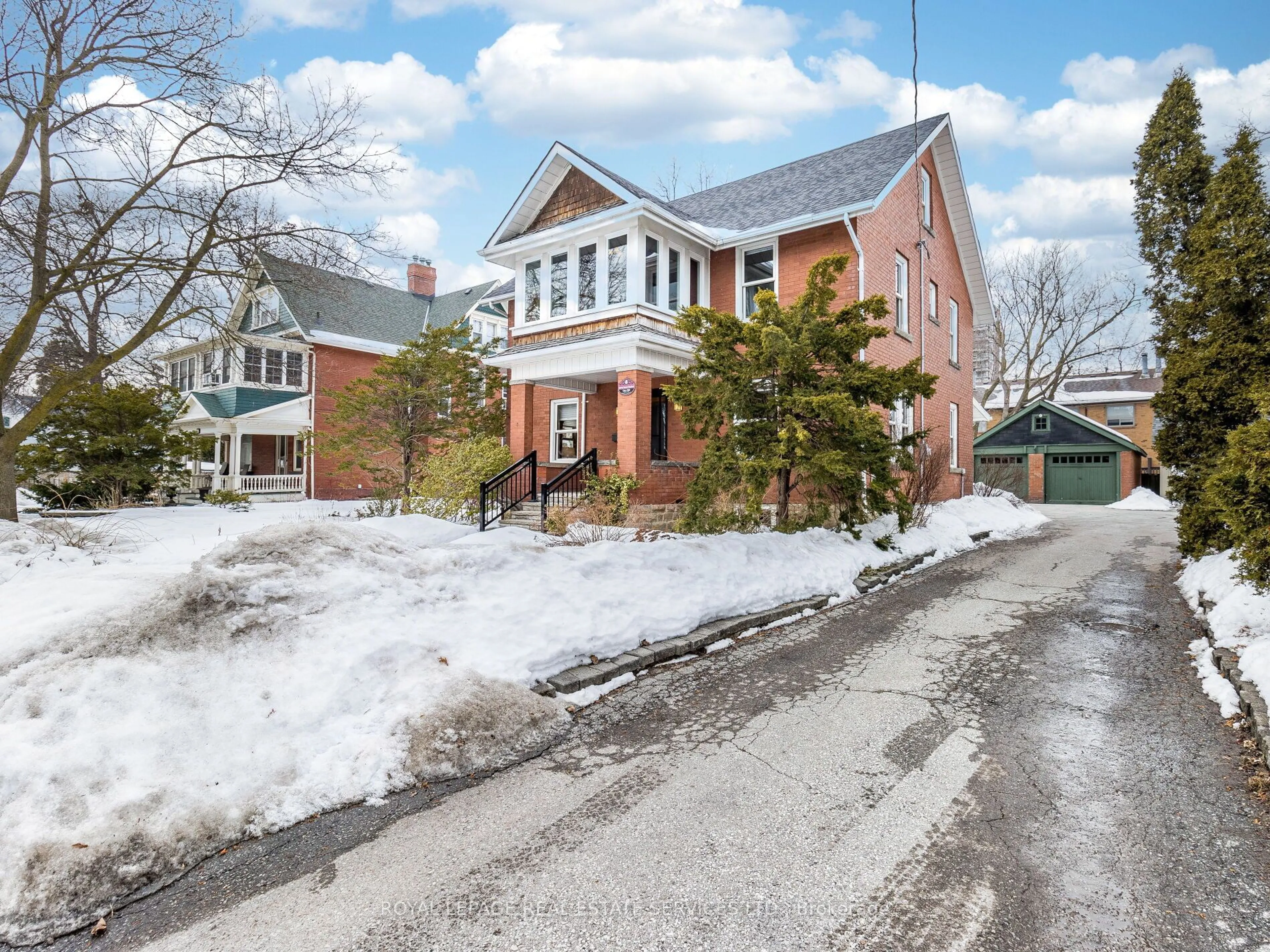 Home with brick exterior material, street for 32 Wellington St, Brampton Ontario L6W 1Y4