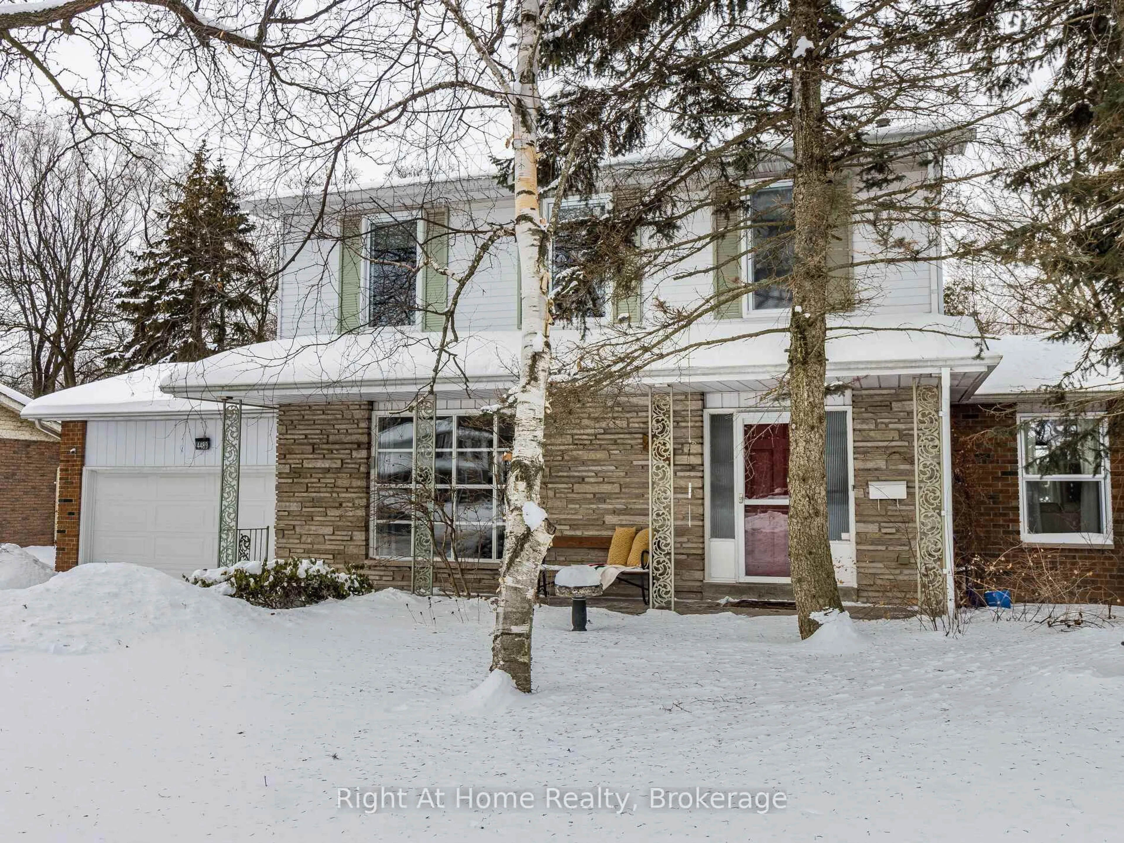 A pic from outside/outdoor area/front of a property/back of a property/a pic from drone, street for 4489 Shane Crt, Burlington Ontario L7L 5M6