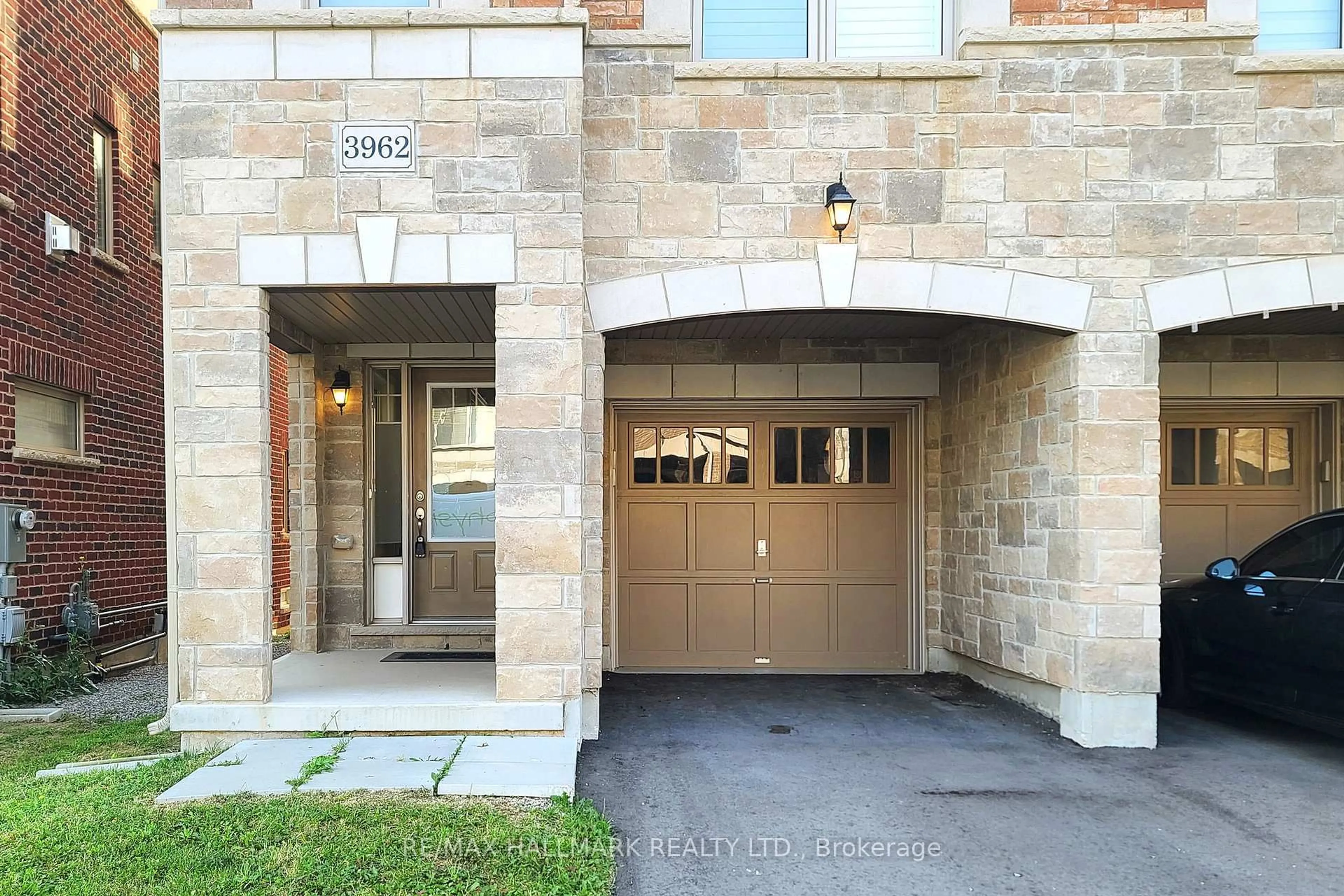 Indoor entryway for 3962 Thomas Alton Blvd, Burlington Ontario L7M 2A4