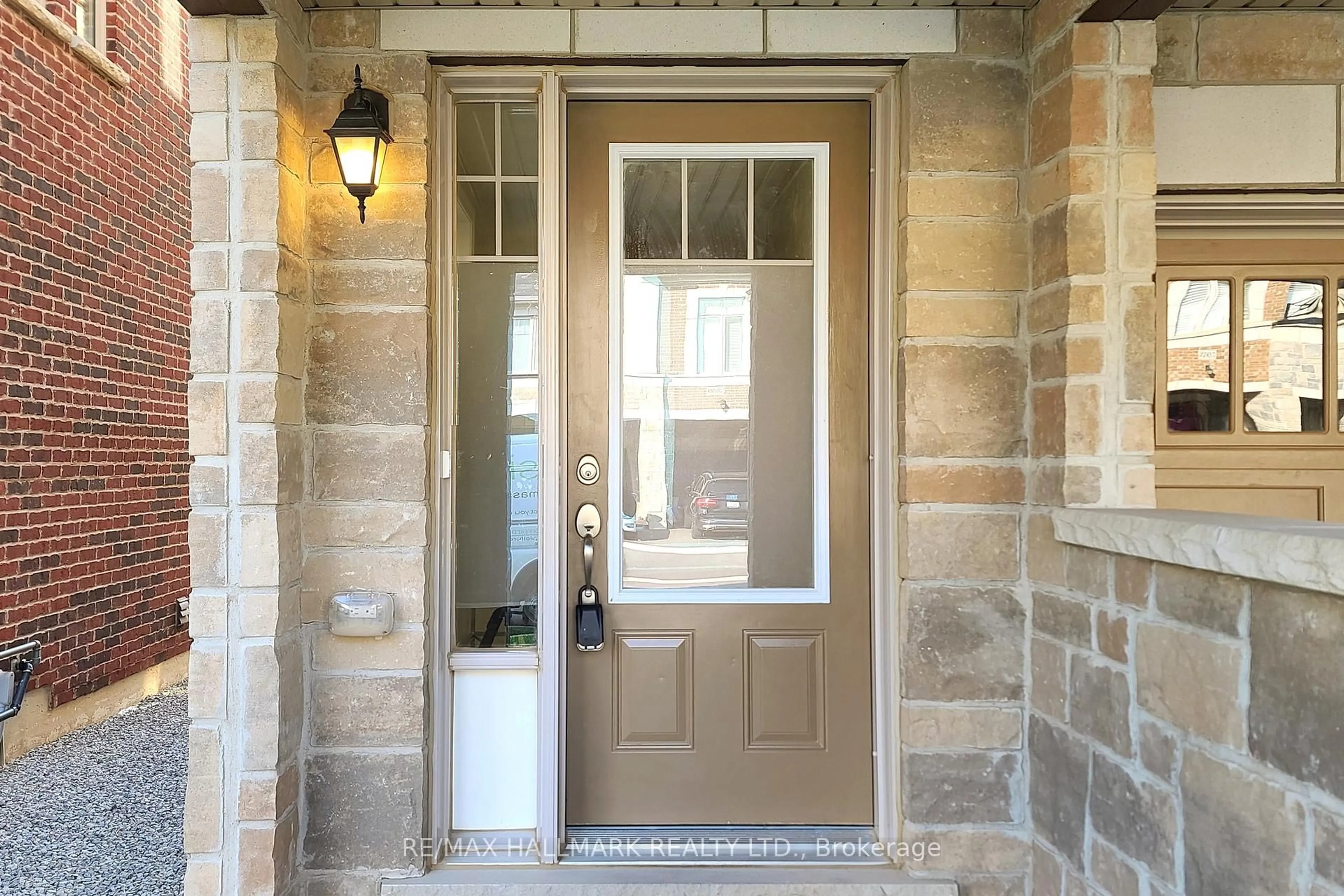 Indoor entryway for 3962 Thomas Alton Blvd, Burlington Ontario L7M 2A4