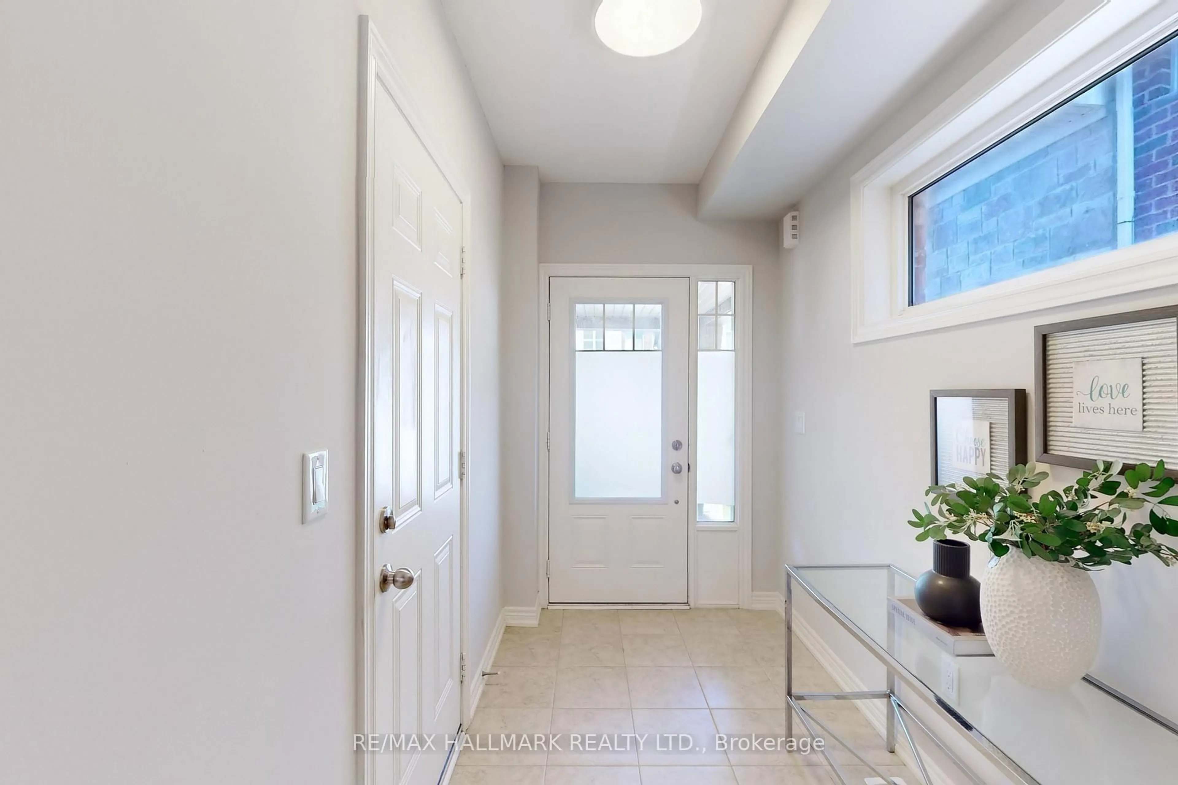 Indoor entryway for 3962 Thomas Alton Blvd, Burlington Ontario L7M 2A4