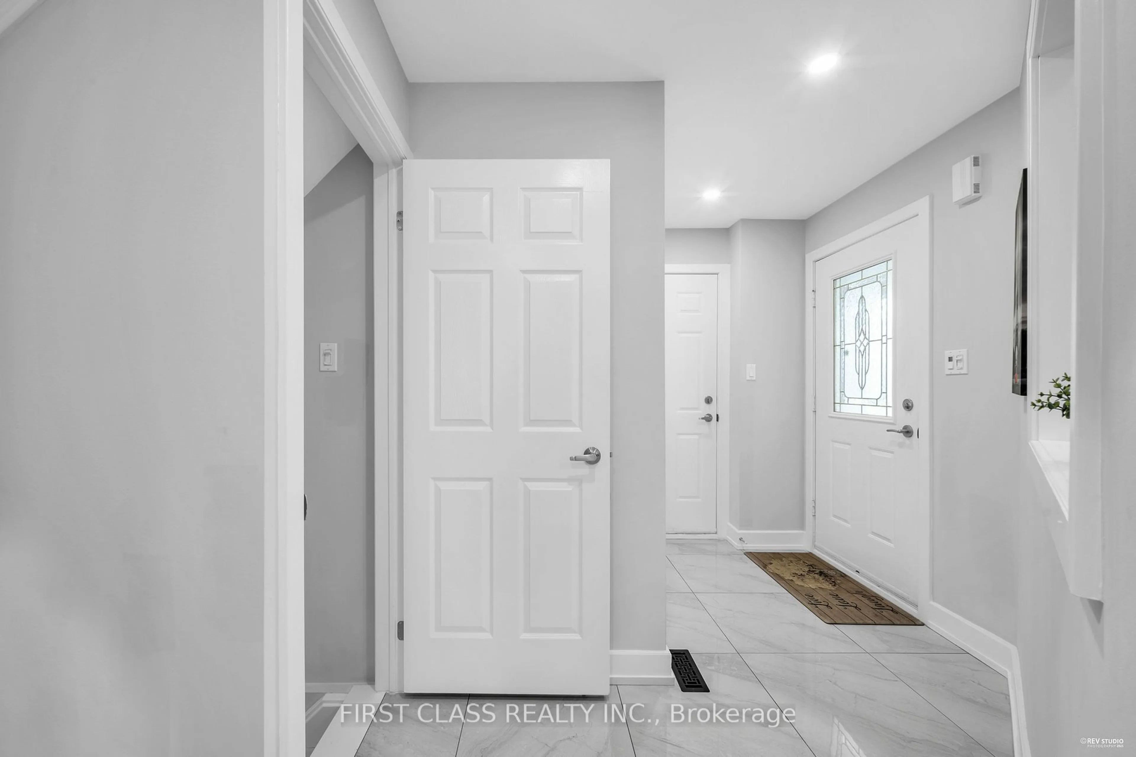 Indoor entryway for 5893 Leeside Cres, Mississauga Ontario L5M 5L6