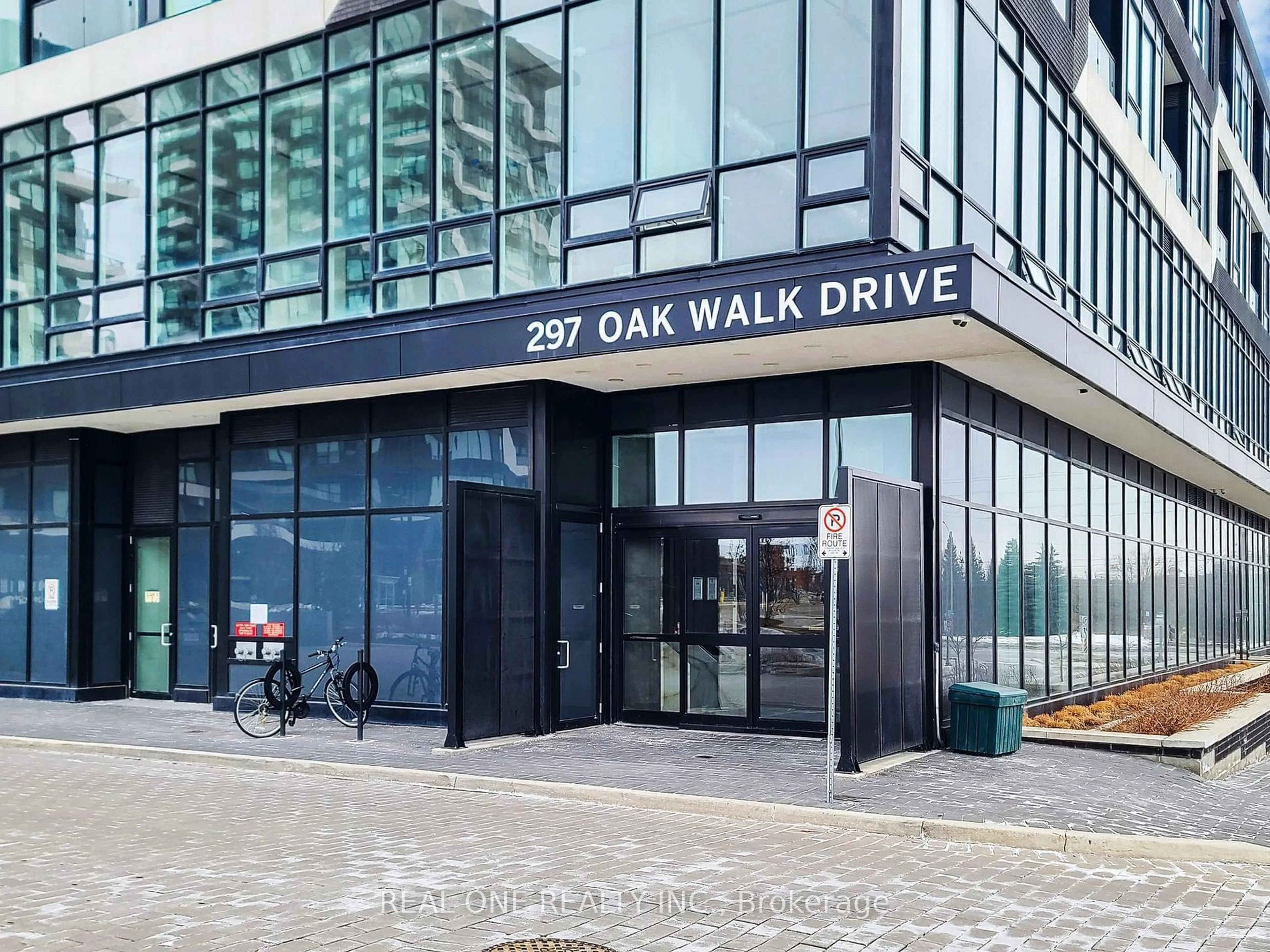 Indoor foyer for 297 Oak Walk Dr #1303, Oakville Ontario L6H 3R6