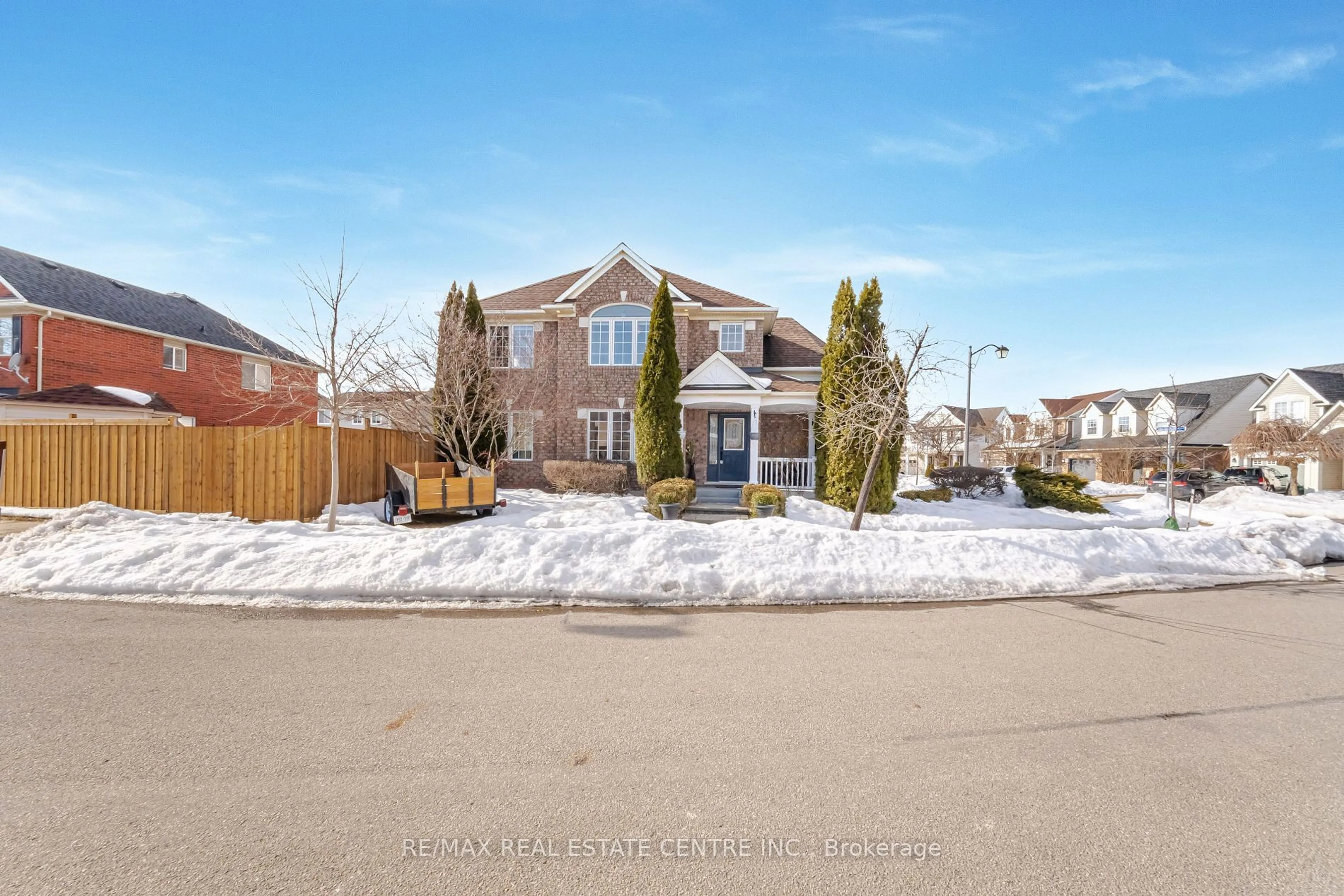 A pic from outside/outdoor area/front of a property/back of a property/a pic from drone, street for 577 Caverhill Cres, Milton Ontario L9T 5K5