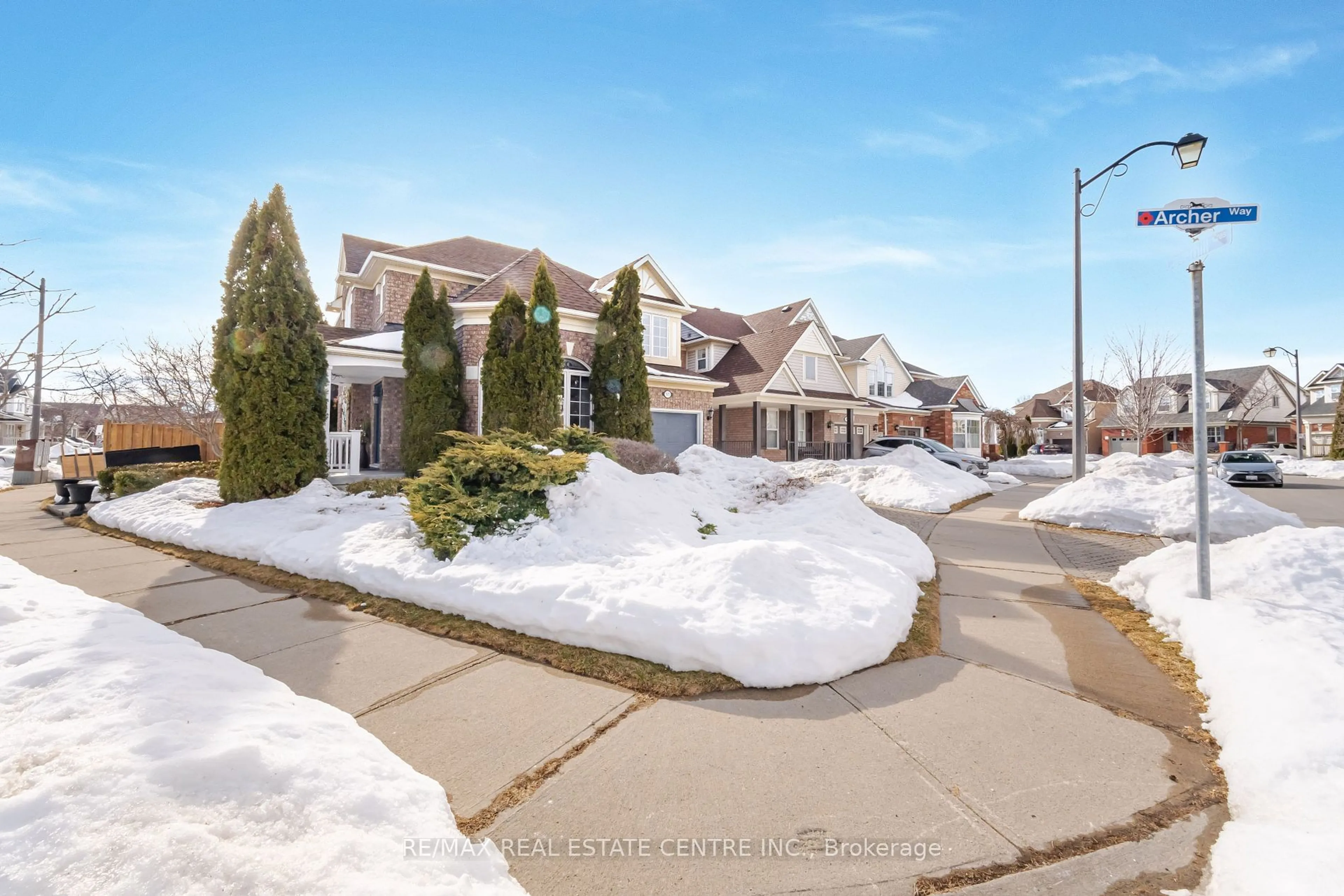 A pic from outside/outdoor area/front of a property/back of a property/a pic from drone, street for 577 Caverhill Cres, Milton Ontario L9T 5K5