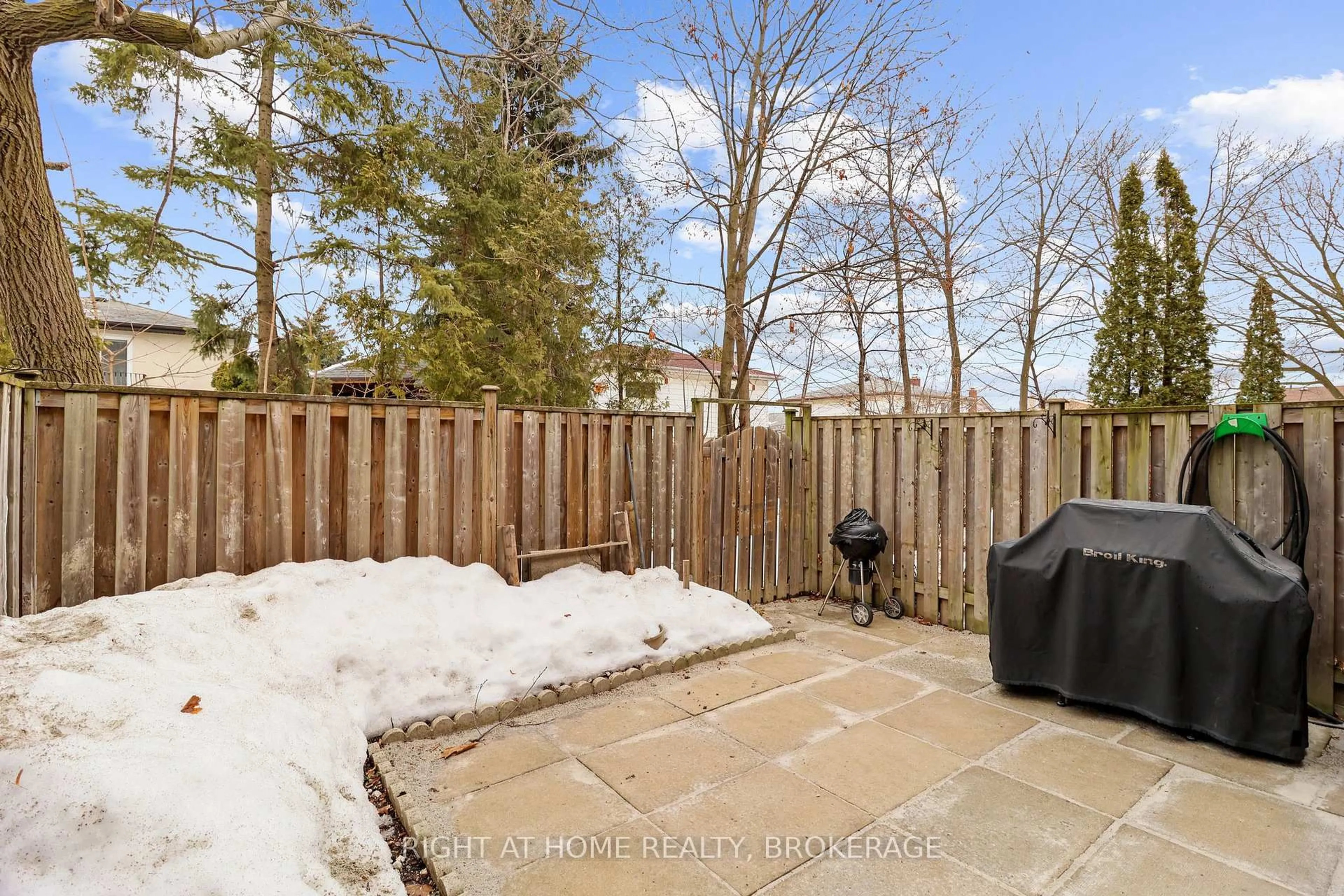 Patio, forest/trees view for 400 Bloor St #100, Mississauga Ontario L5A 3M8