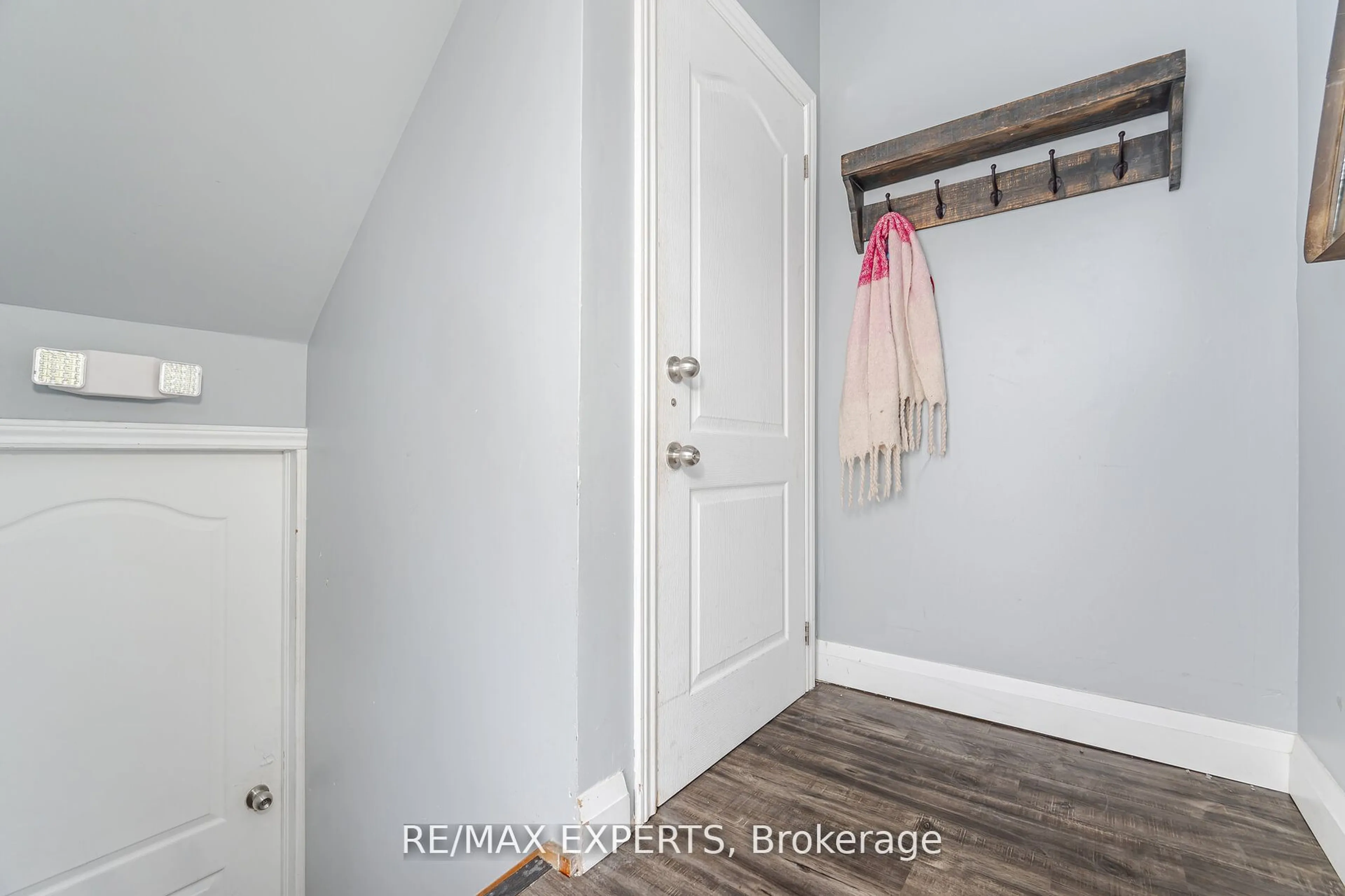 Indoor entryway for 9 Grand River Crt, Brampton Ontario L6S 2J8