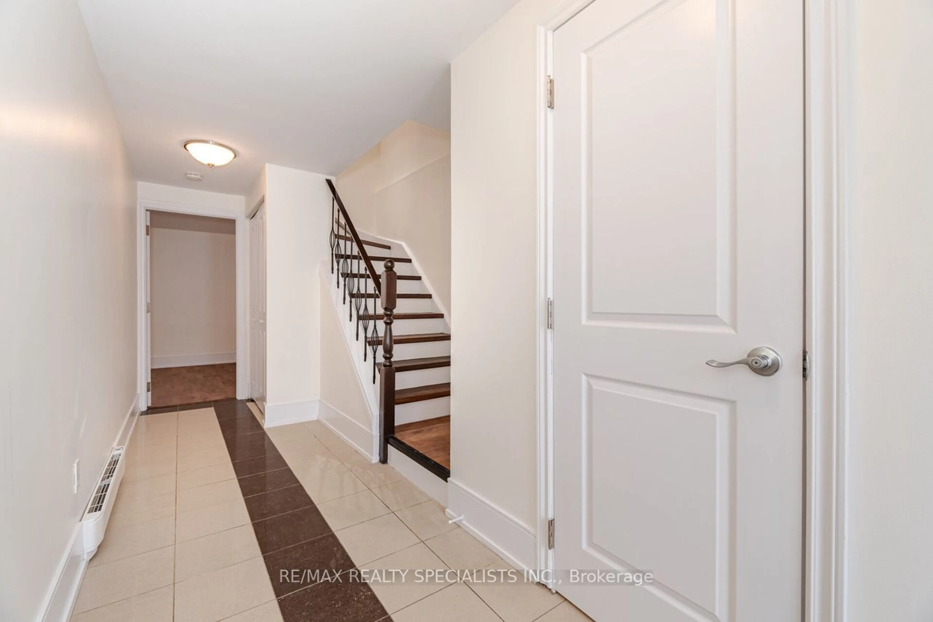 Indoor entryway for 2651 Aquitaine Ave #69, Mississauga Ontario L5N 1V5