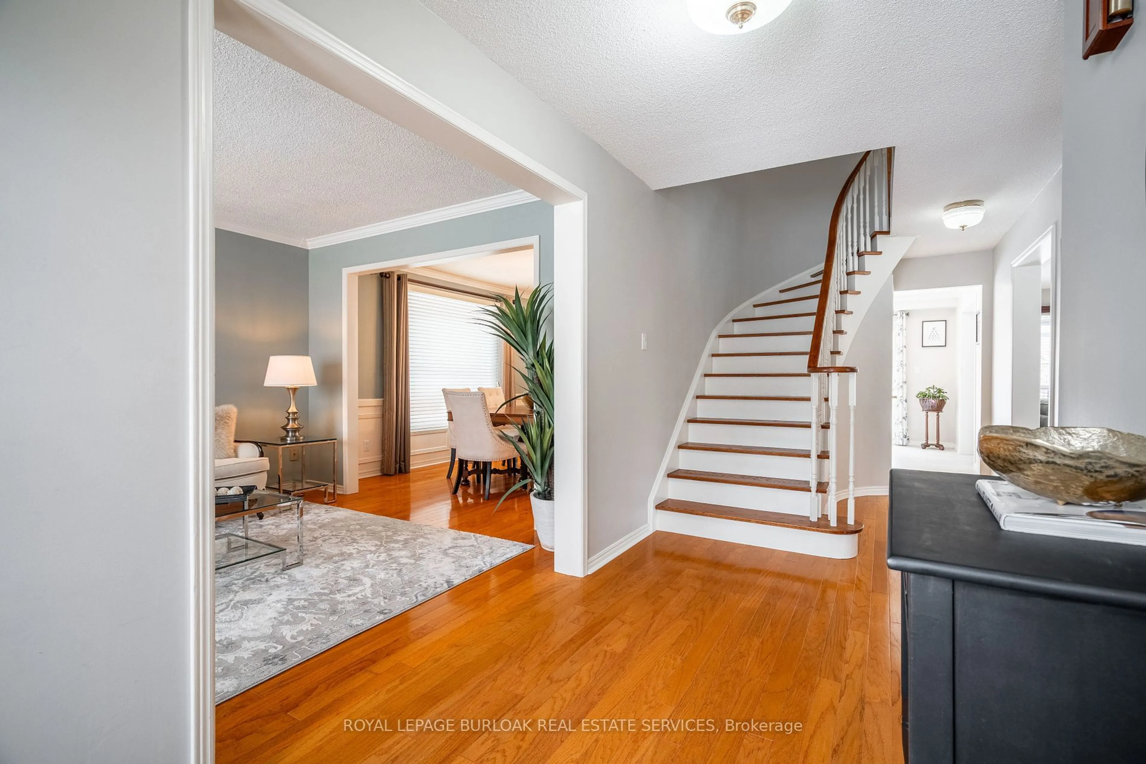 Indoor entryway for 3553 Wilmot Cres, Oakville Ontario L6L 6E5