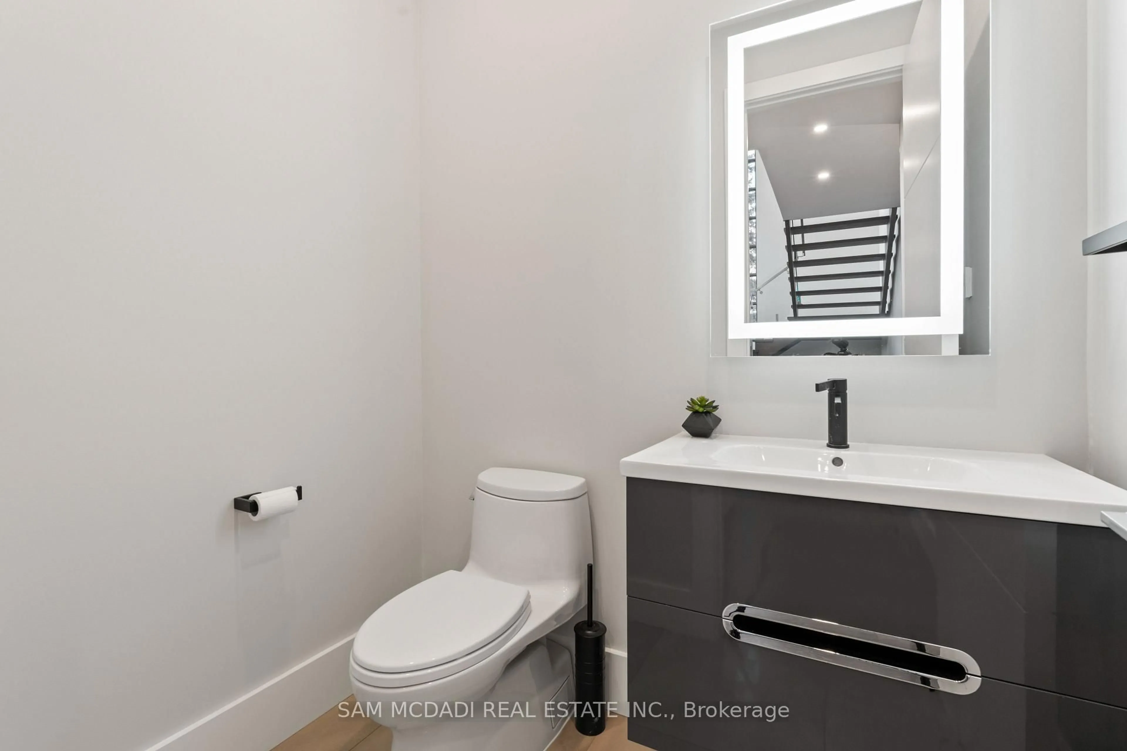 Standard bathroom, unknown for 1580 Crestview Ave, Mississauga Ontario L5G 3P6