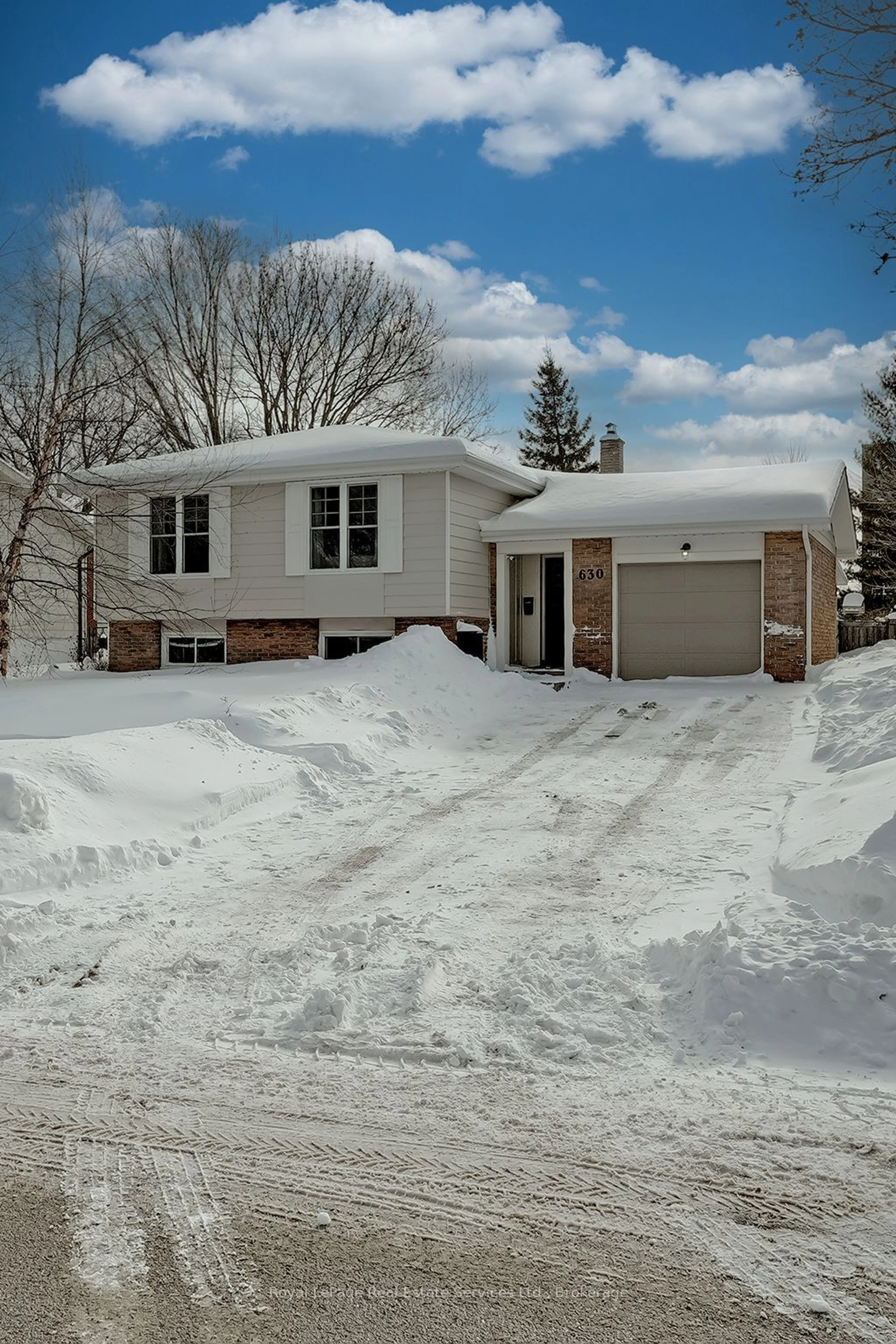 Home with vinyl exterior material, street for 630 Oxford Rd, Burlington Ontario L7N 2R6