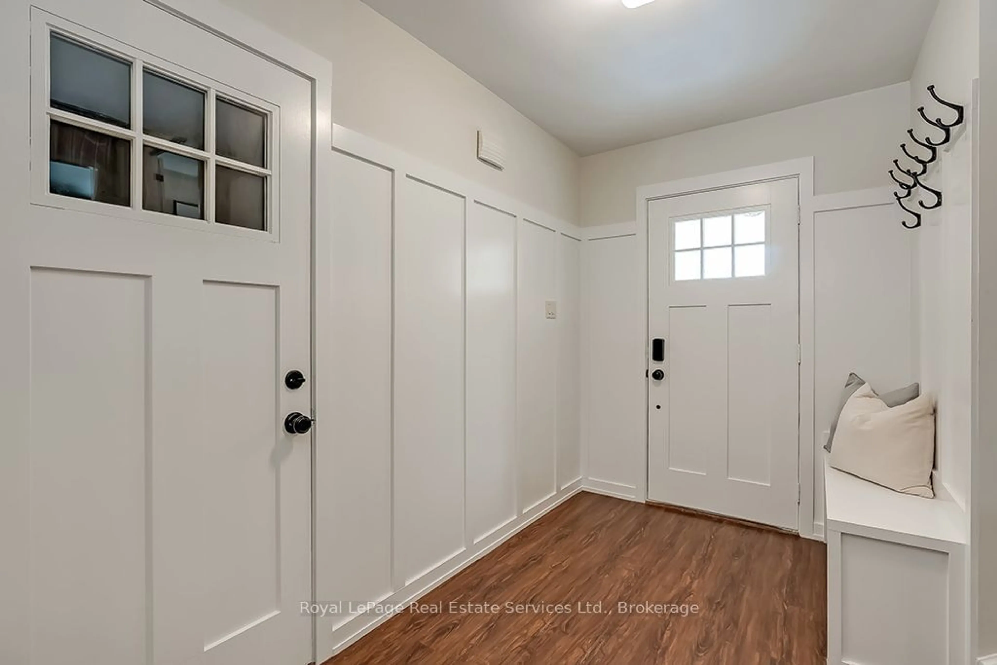 Indoor entryway for 630 Oxford Rd, Burlington Ontario L7N 2R6