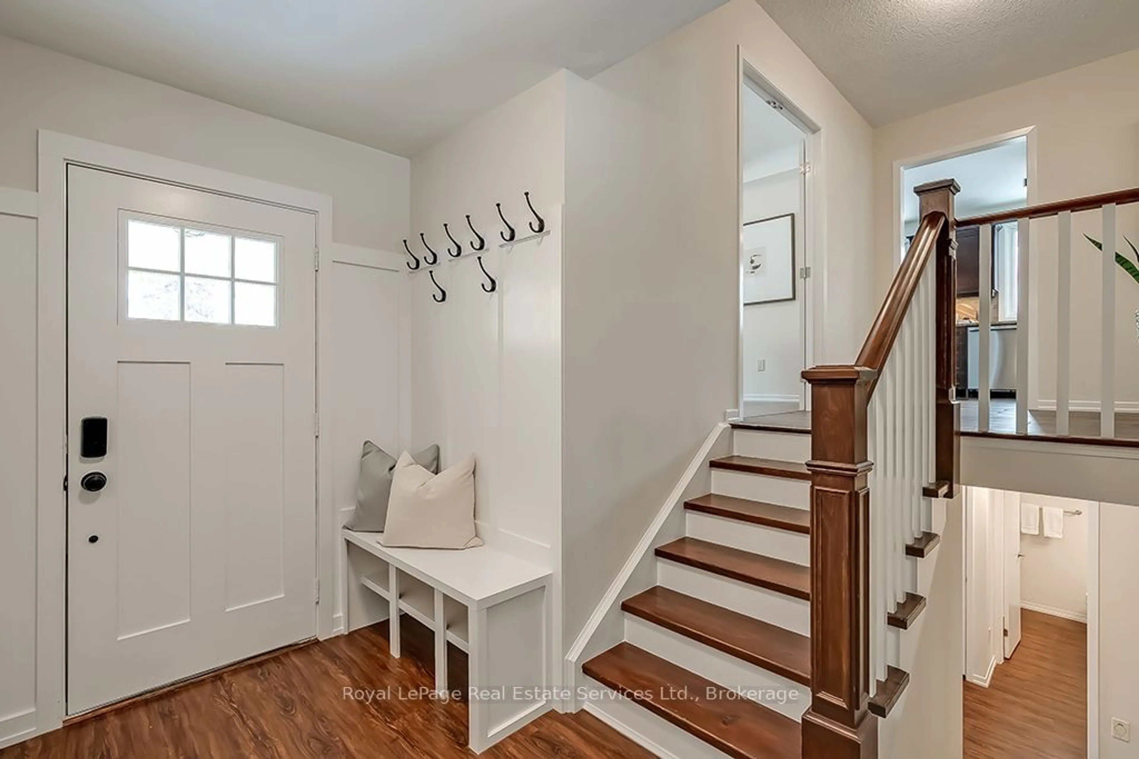 Indoor entryway for 630 Oxford Rd, Burlington Ontario L7N 2R6