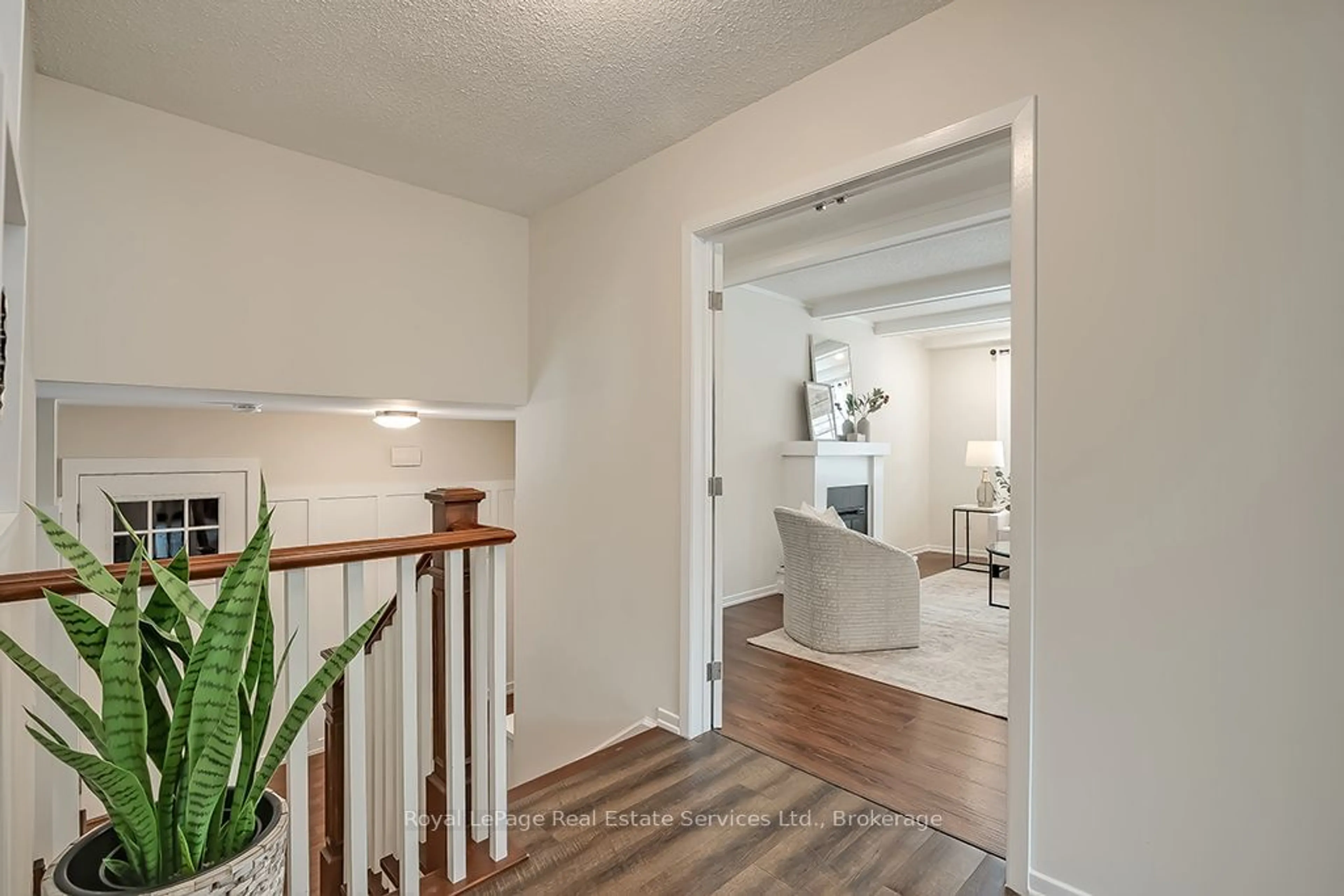 Indoor entryway for 630 Oxford Rd, Burlington Ontario L7N 2R6