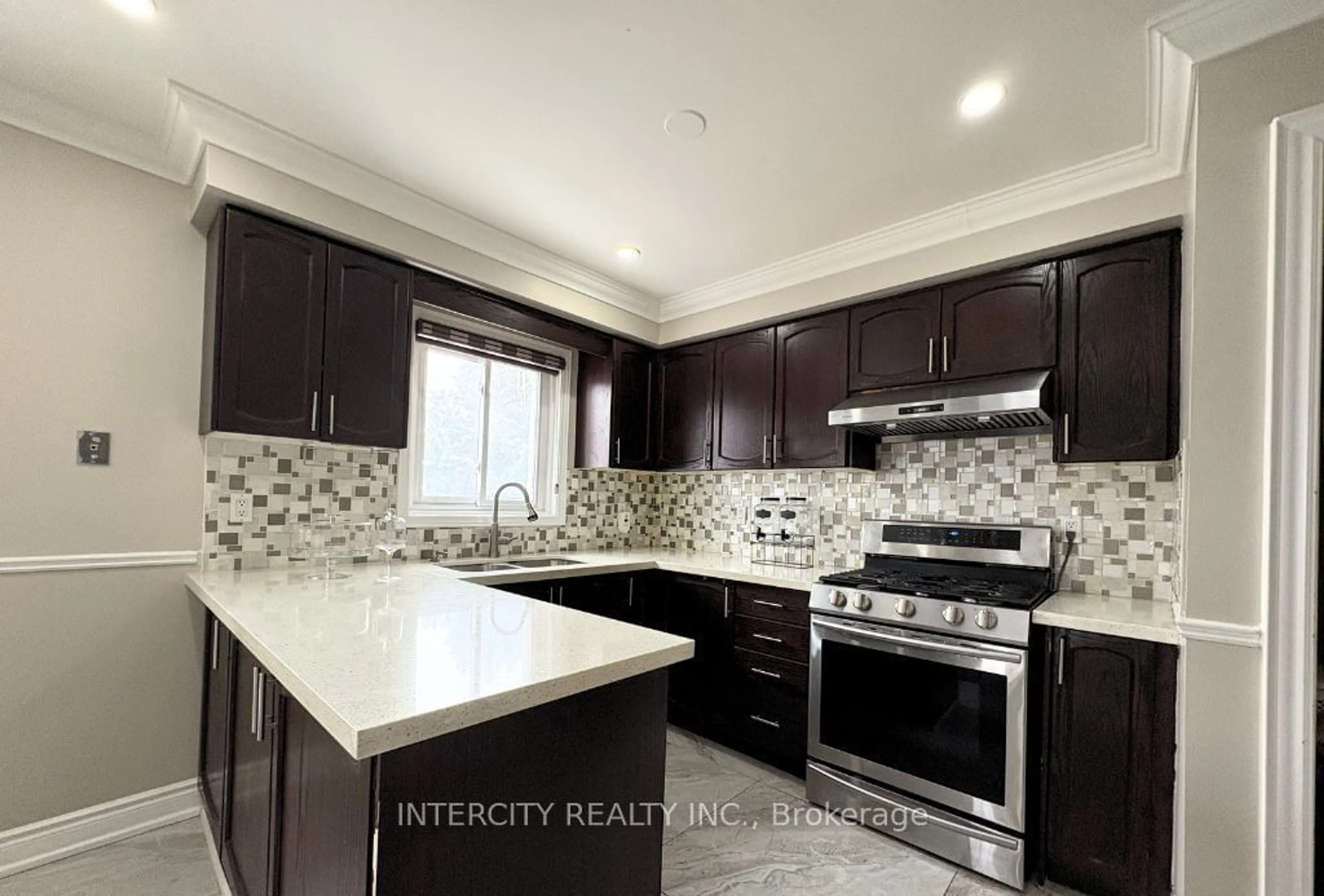 Open concept kitchen, ceramic/tile floor for 34 Peace Valley Cres, Brampton Ontario L6R 1G3