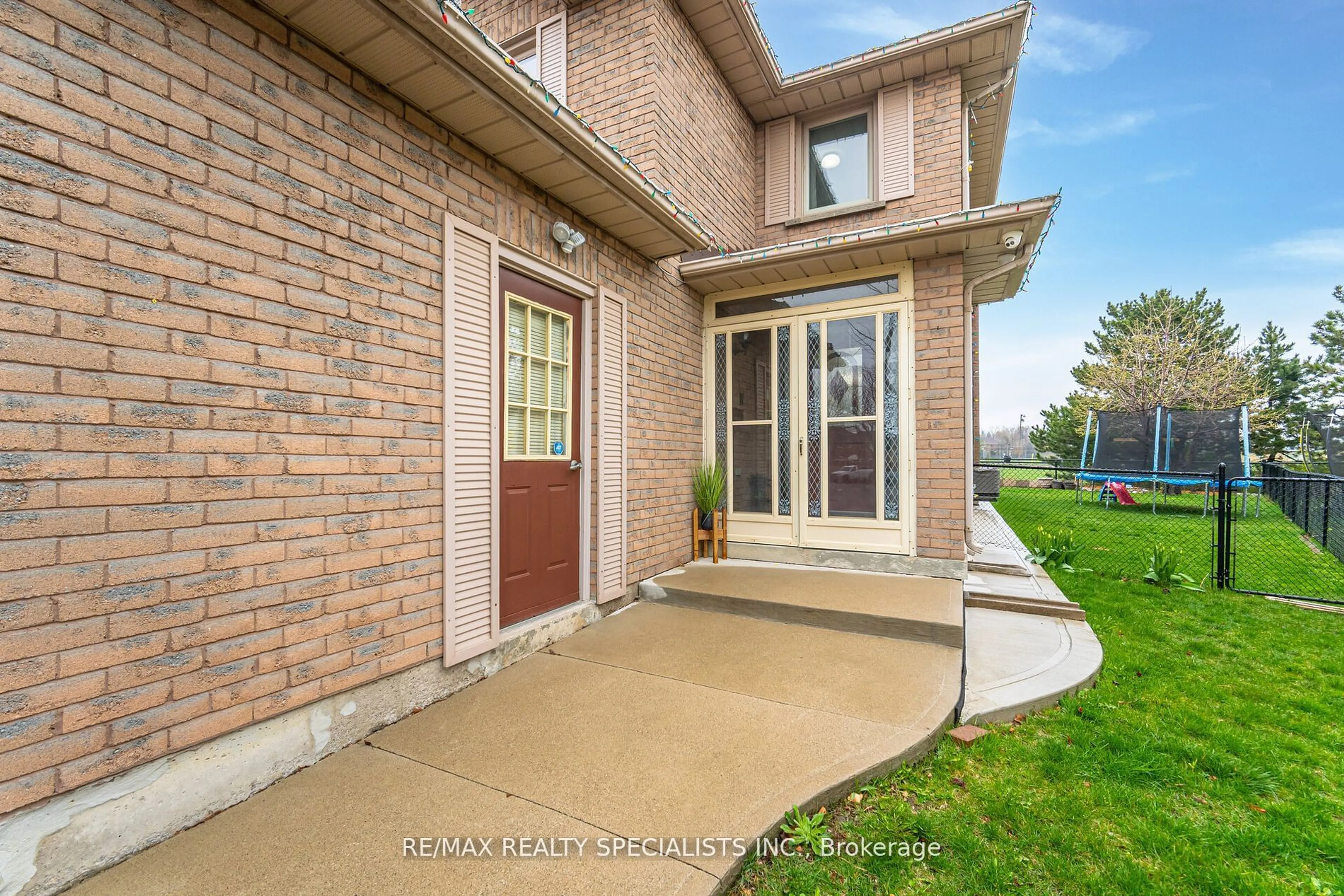 Home with brick exterior material, street for 8 Drayglass Crt, Brampton Ontario L6Z 4E9