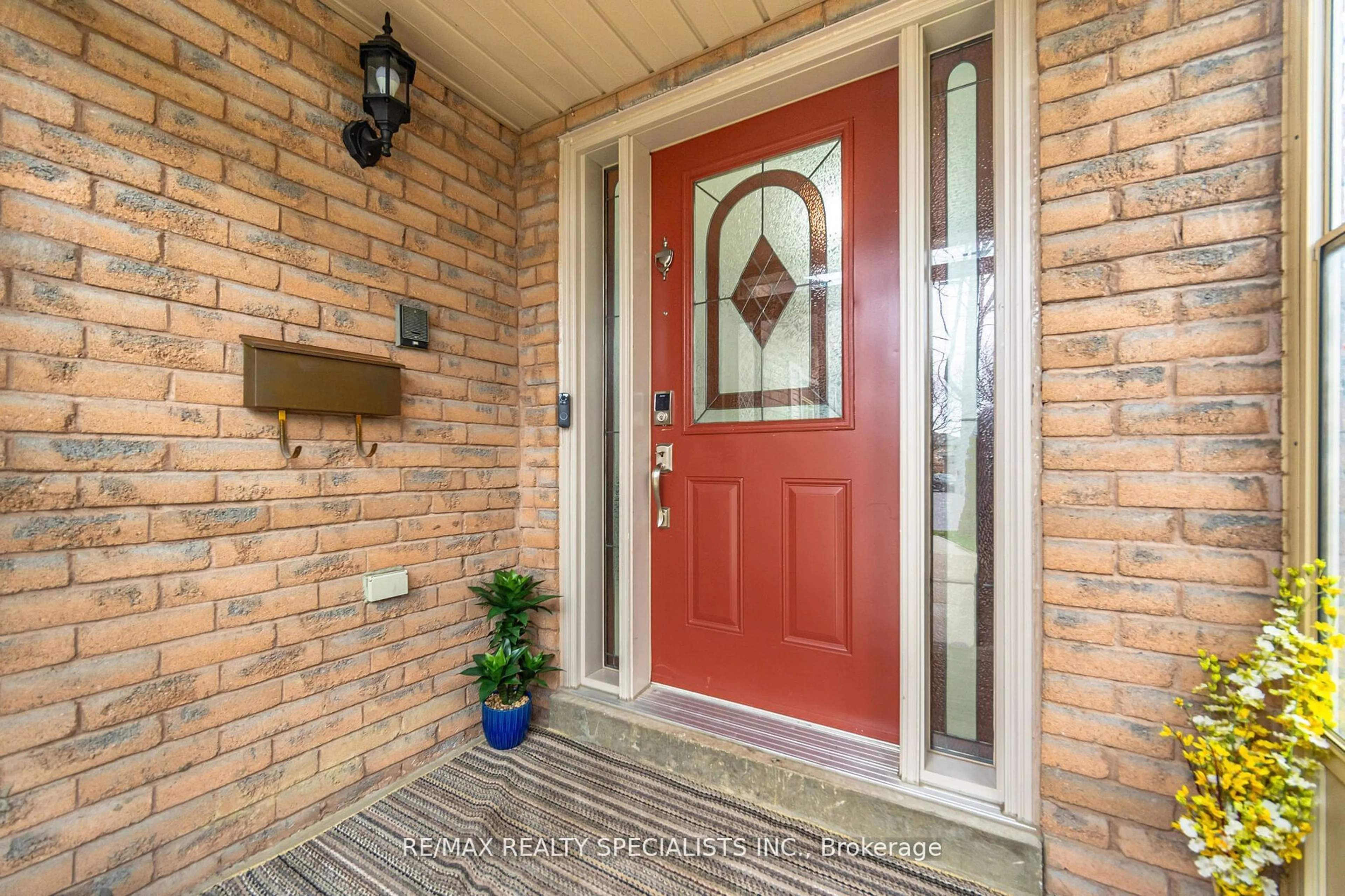 Indoor entryway for 8 Drayglass Crt, Brampton Ontario L6Z 4E9