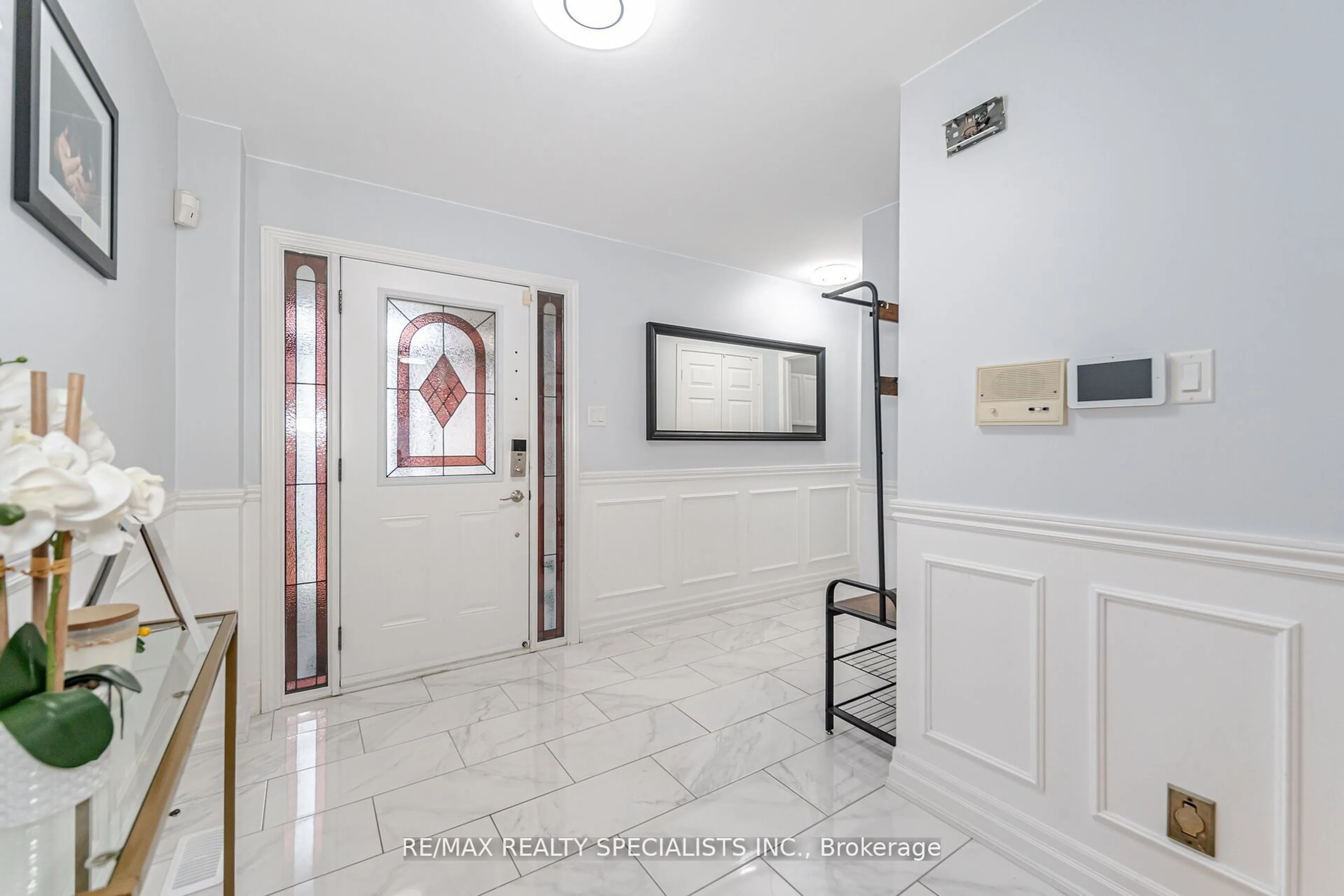 Indoor foyer for 8 Drayglass Crt, Brampton Ontario L6Z 4E9