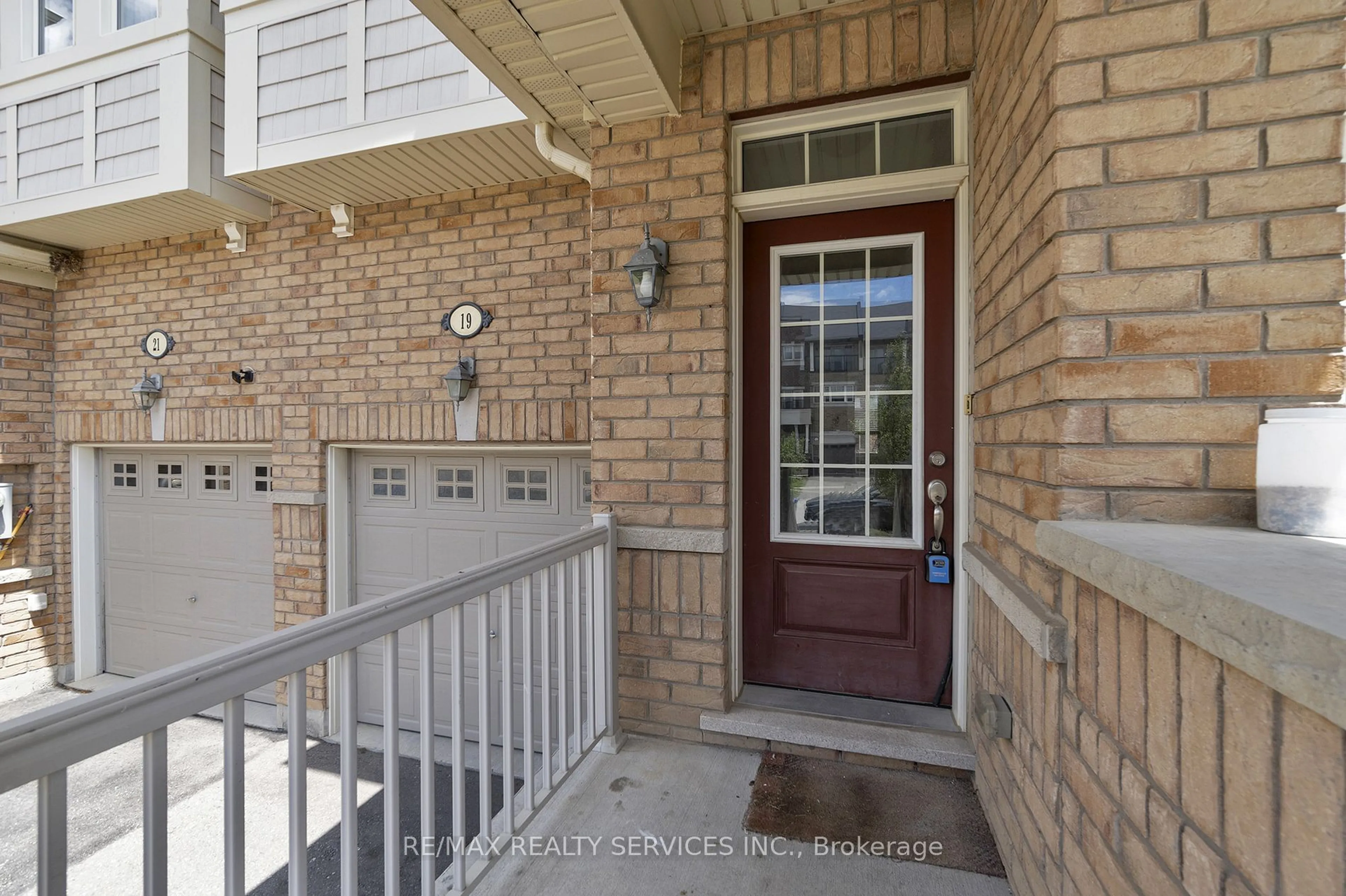 Indoor entryway for 19 Sky Harbour Dr, Brampton Ontario L6Y 0V6