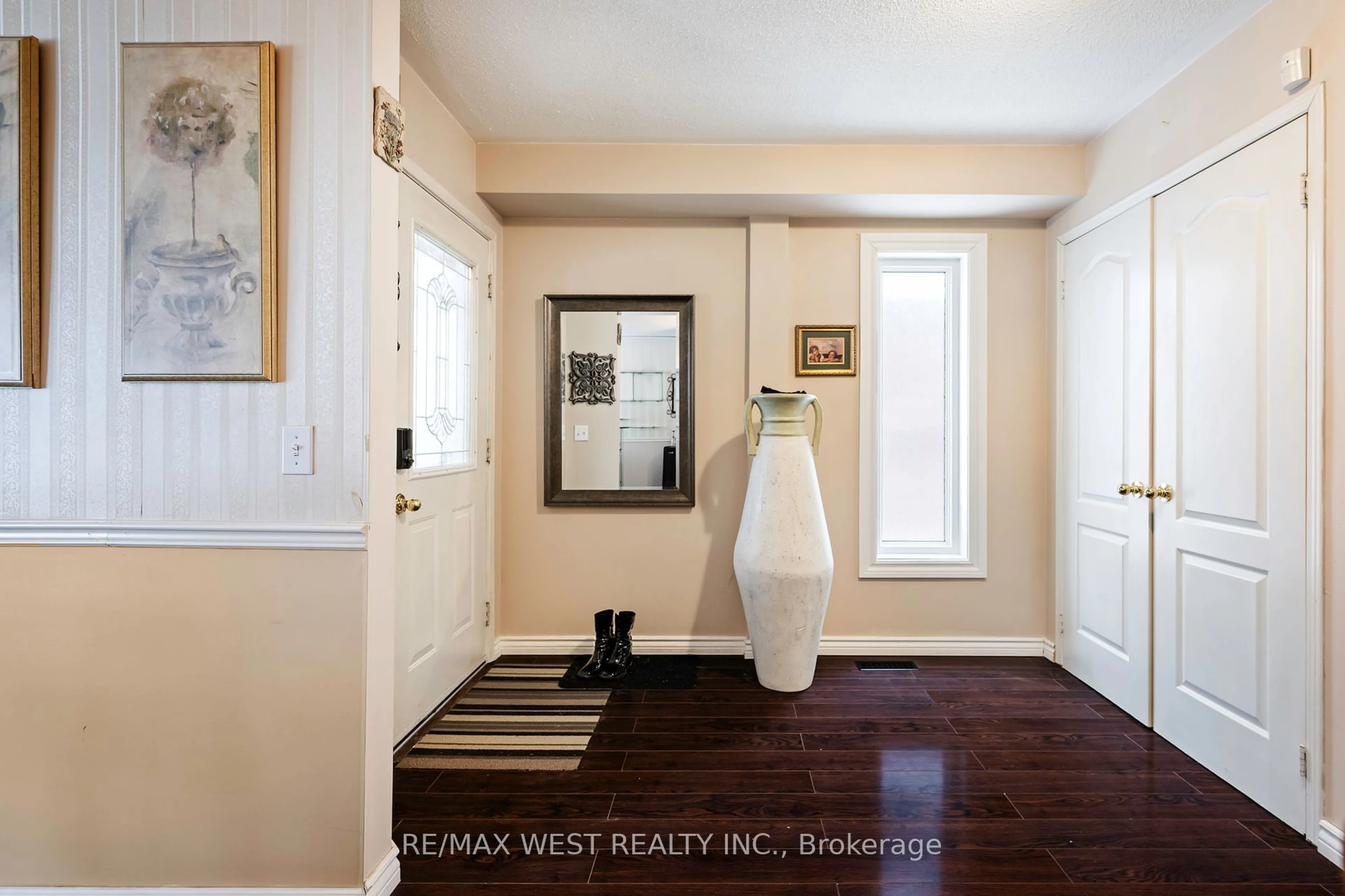 Indoor entryway for 334 Cottonwood St, Orangeville Ontario L9W 4X7