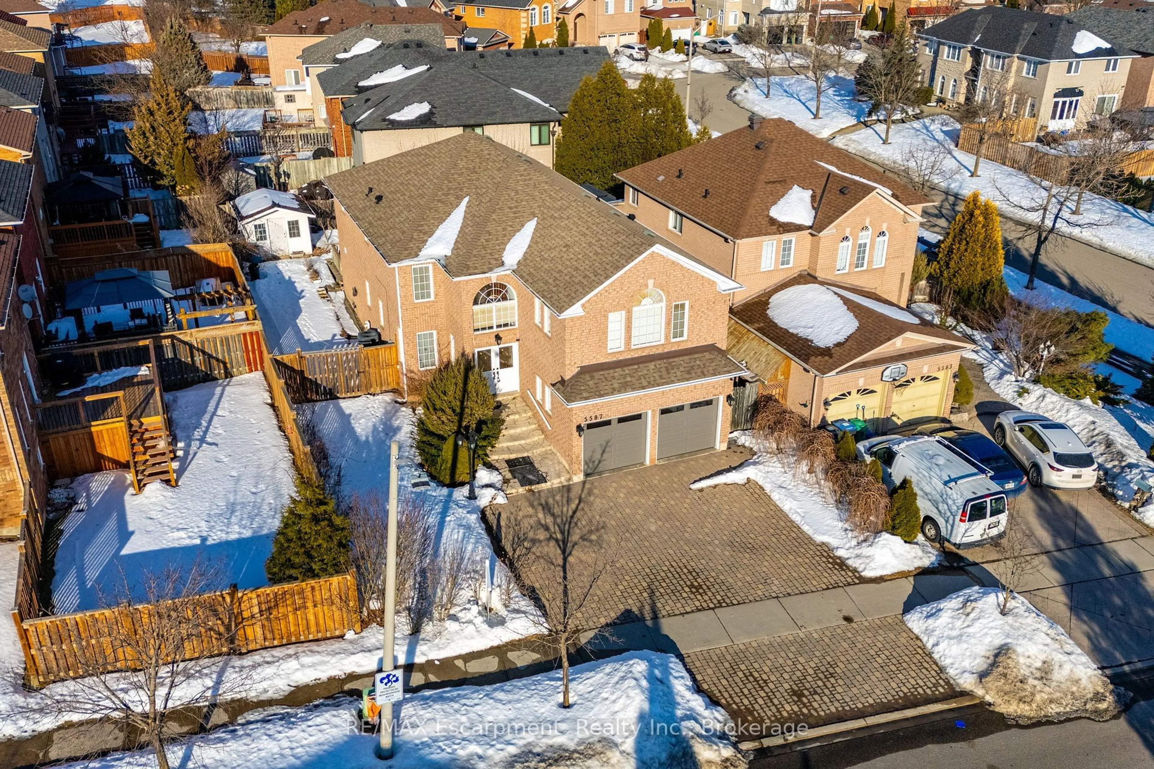 A pic from outside/outdoor area/front of a property/back of a property/a pic from drone, street for 5587 Whimbrel Rd, Mississauga Ontario L5V 2J4