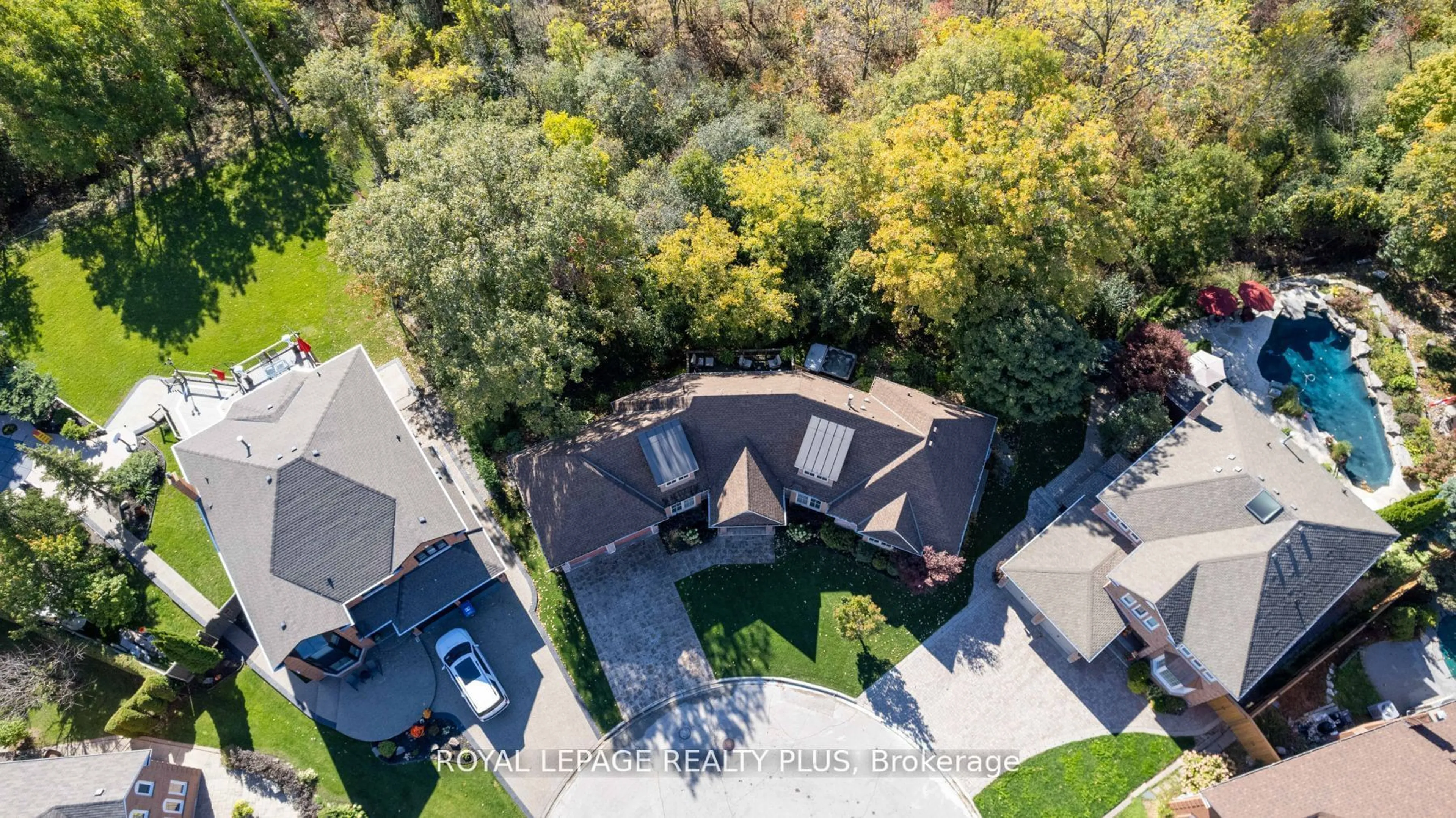 A pic from outside/outdoor area/front of a property/back of a property/a pic from drone, unknown for 1100 Haydonbridge Crt, Mississauga Ontario L5V 1J4