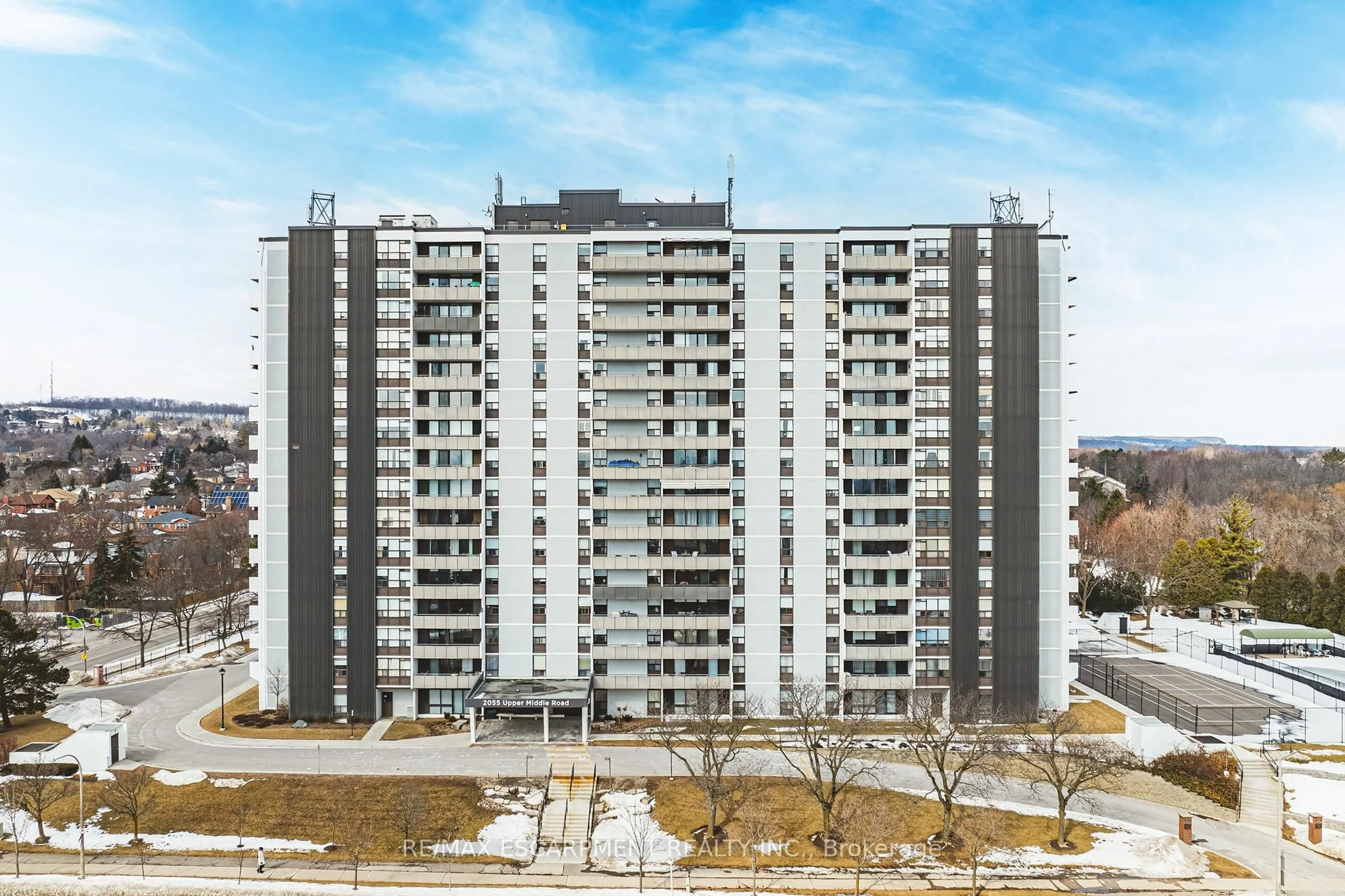 A pic from outside/outdoor area/front of a property/back of a property/a pic from drone, building for 2055 UPPER MIDDLE Rd #808, Burlington Ontario L7P 3P4